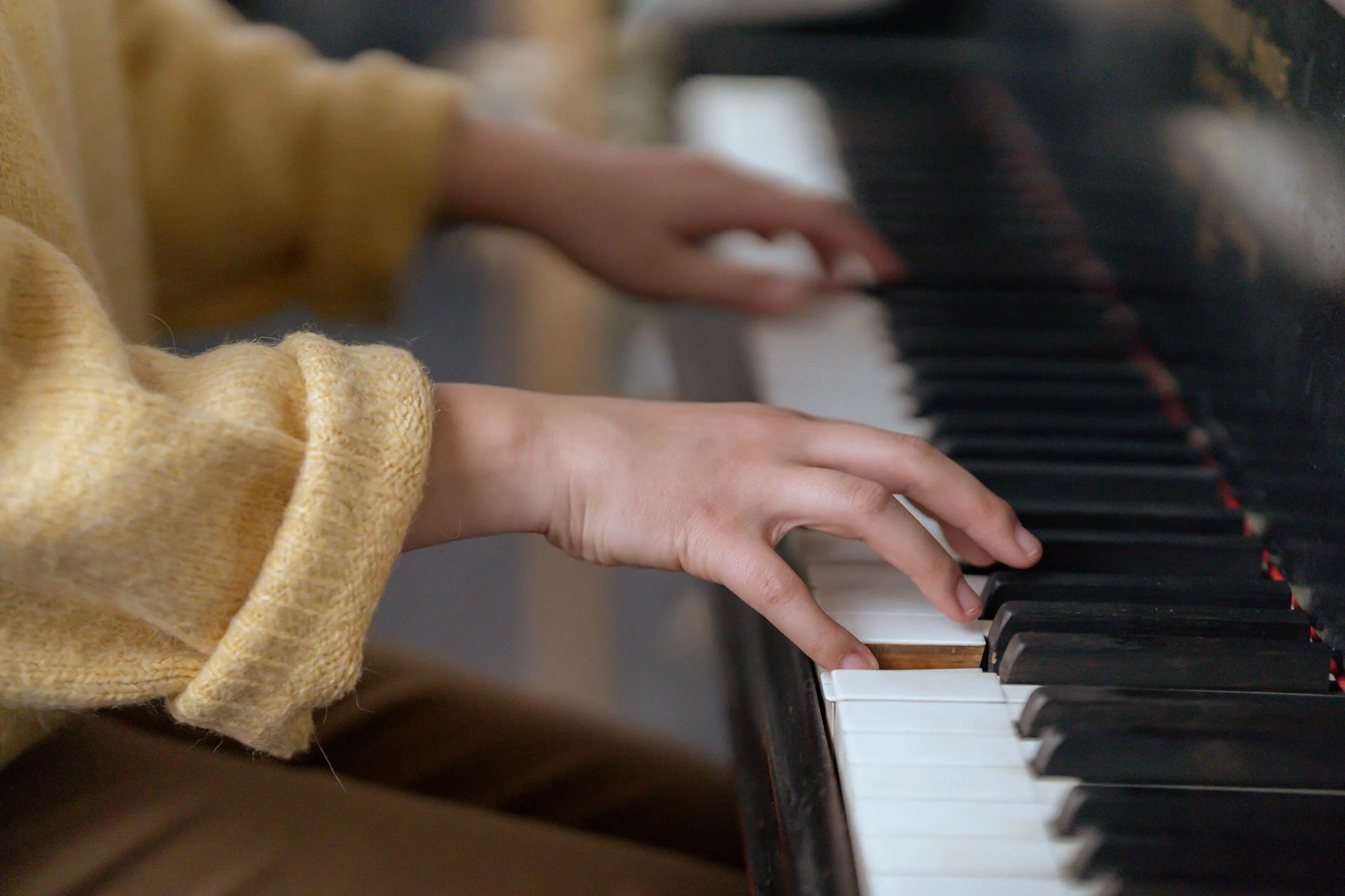 Una joven tocando el piano | Fuente: Pexels