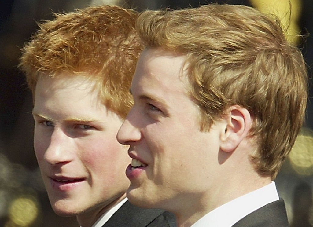 El Príncipe Harry y el Príncipe William camino al evento de Trooping of the Colour, el 14 de junio de 2003 en Londres, Inglaterra. | Imagen: Getty Images