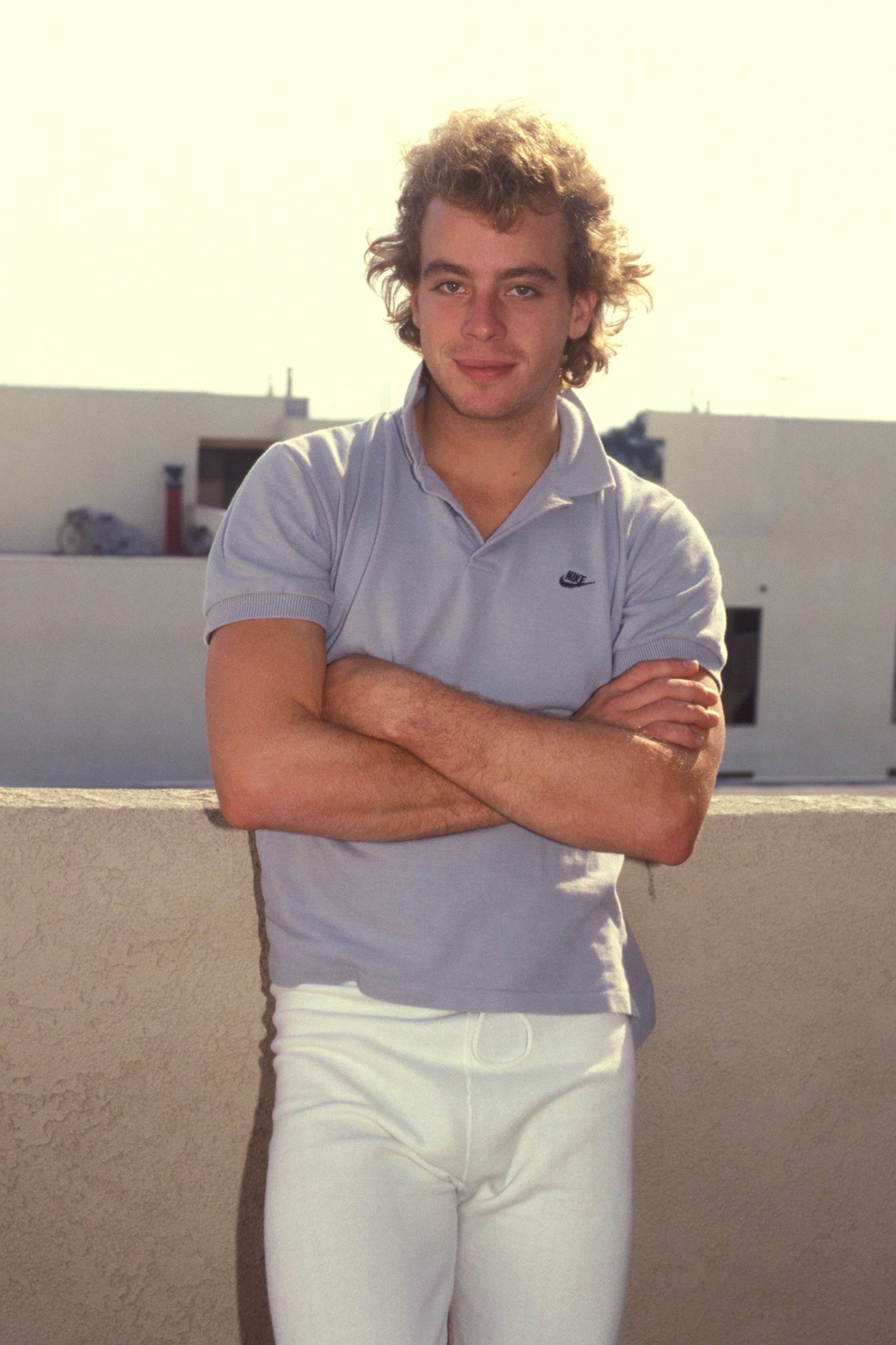 El famoso actor y cantante durante una sesión fotográfica en Los Ángeles, California, en 1983 | Fuente: Getty Images