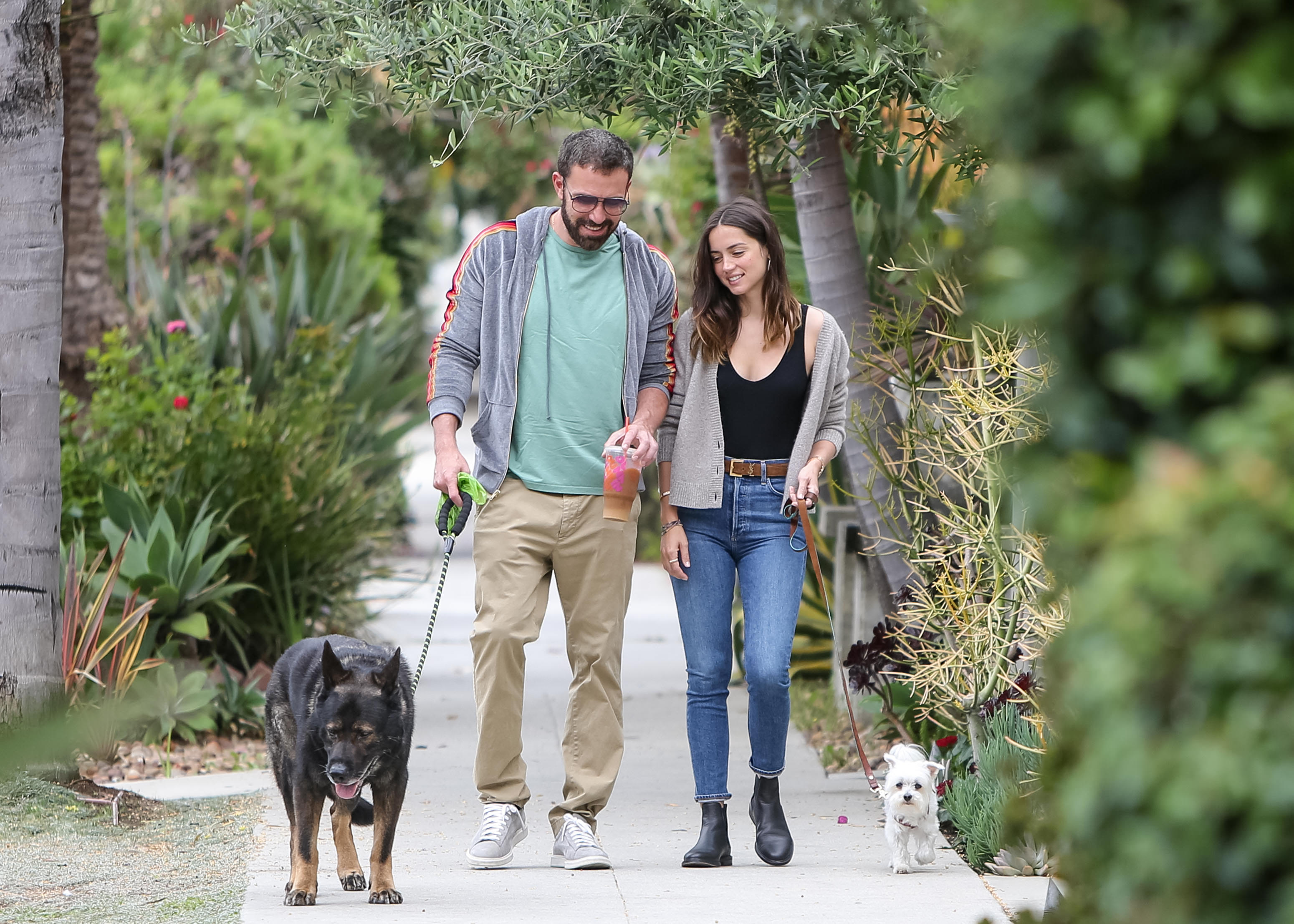 Ben Affleck y Ana de Armas son vistos dando un paseo el 1 de julio de 2020 en Los Ángeles, California | Fuente: Getty Images