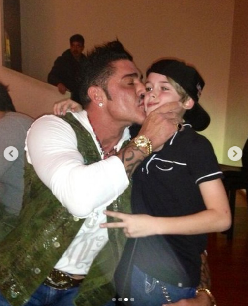 En un tierno instante paternal, Ricardo Fort le dio un cariñoso beso en la mejilla a su hijo Felipe Fort mientras este sonreía con una gorra negra. El mediático, visiblemente emocionado, abrazó con fuerza al pequeño en un evento íntimo, dejando ver sus tatuajes y su reloj dorado. | Fuente: Instagram/felipe_fort_