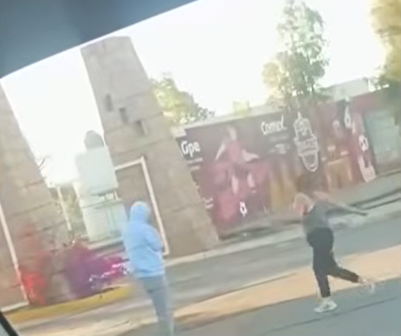 Oyuki Ramírez Burciaga durante el ataque de abejas en una unidad deportiva de Guadalupe | Fuente: YouTube/UnoTV