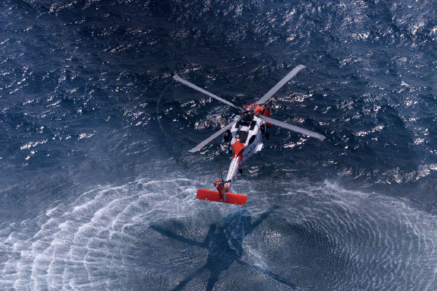 Un helicóptero de la Guardia Costera sobrevolando el océano durante la búsqueda de John F. Kennedy Jr., Carolyn Bessette Kennedy y su hermana Lauren en 1999. | Fuente: Getty Images