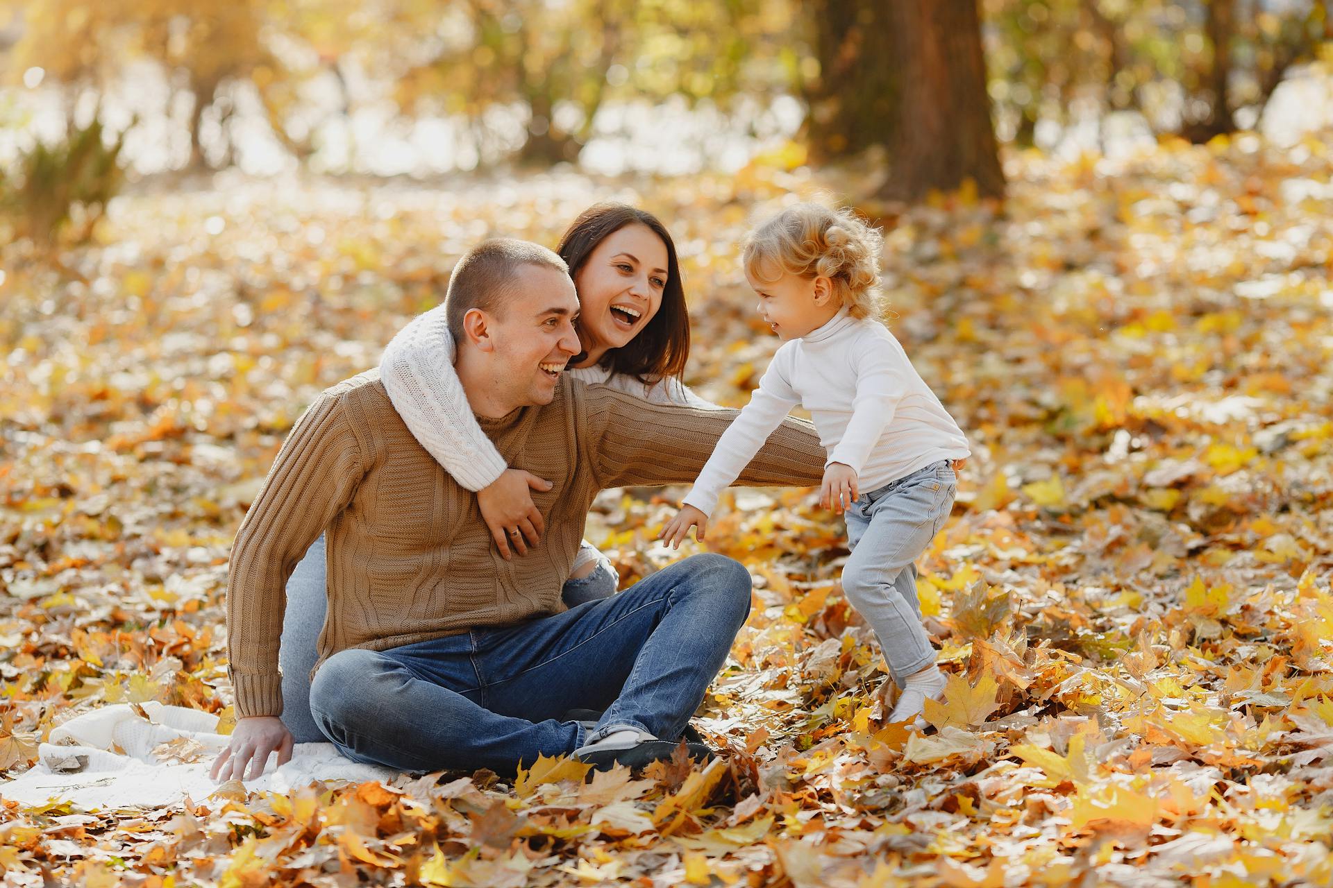 Una pareja divirtiéndose en el parque con su hija pequeña | Fuente: Pexels