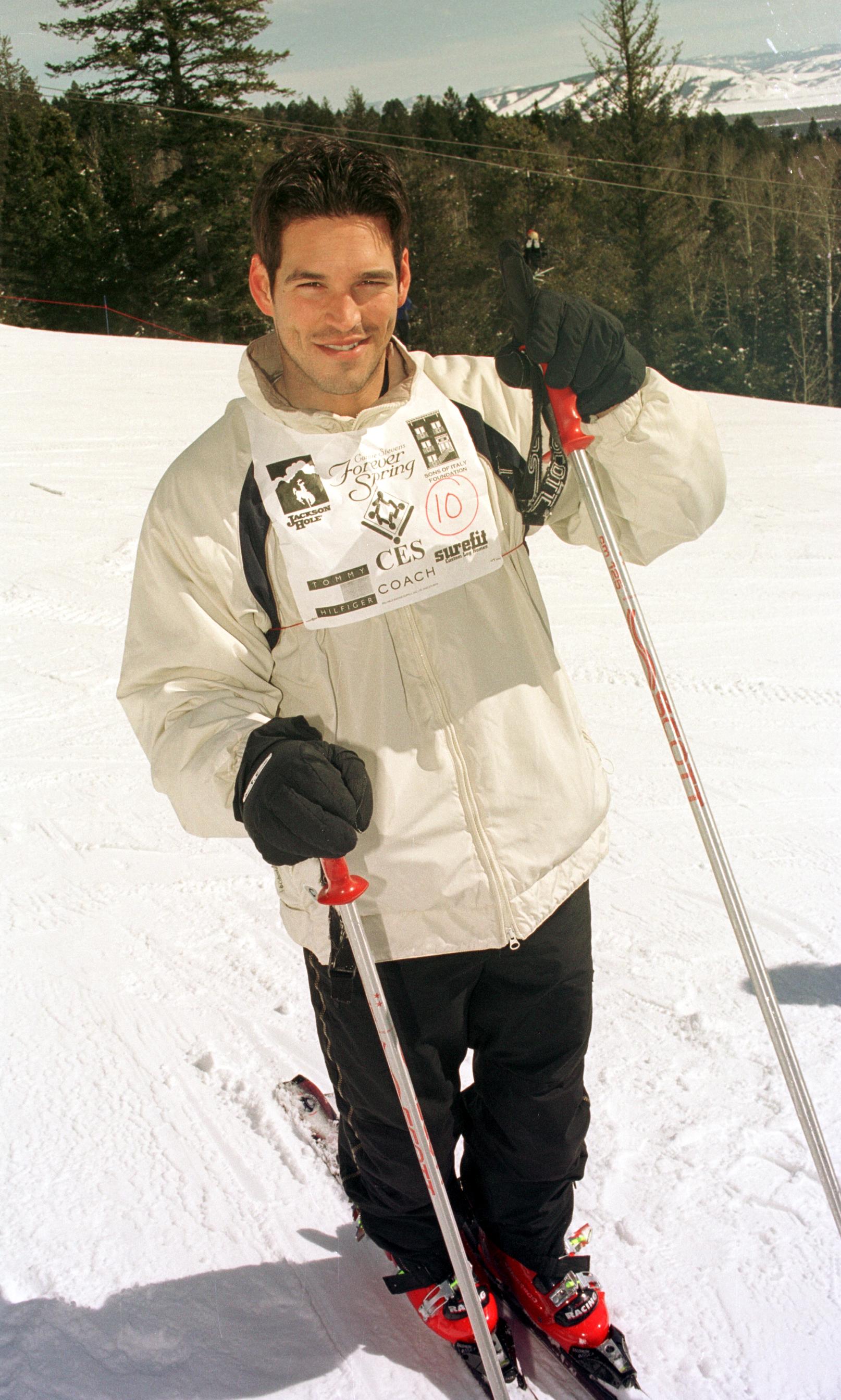 El famoso actor fotografiado esquiando en 1999 | Fuente: Getty Images