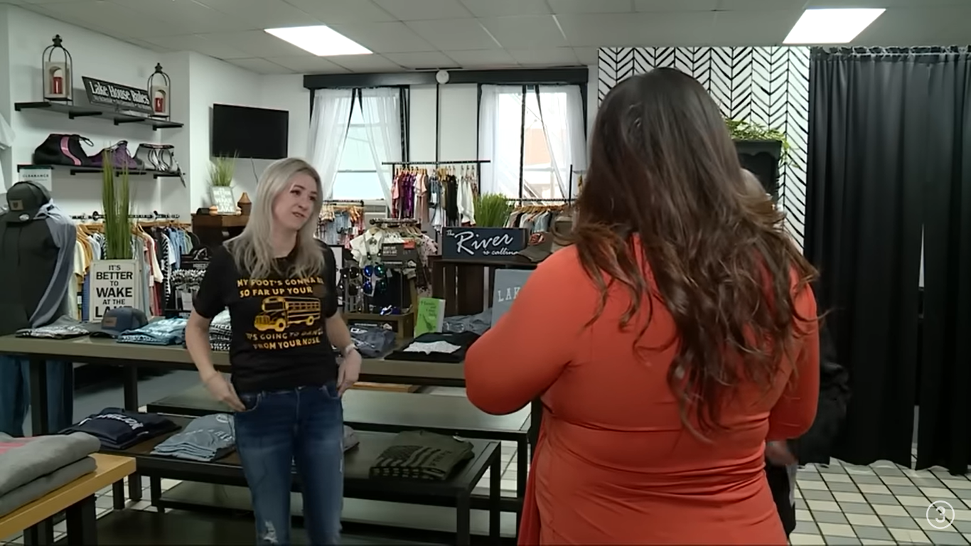 ropietaria de la tienda Jacqui Adkins comparte sus razones para ayudar a Jackie Miller a través de los beneficios de las camisetas durante una entrevista | Foto: YouTube/@WKYC Canal 3