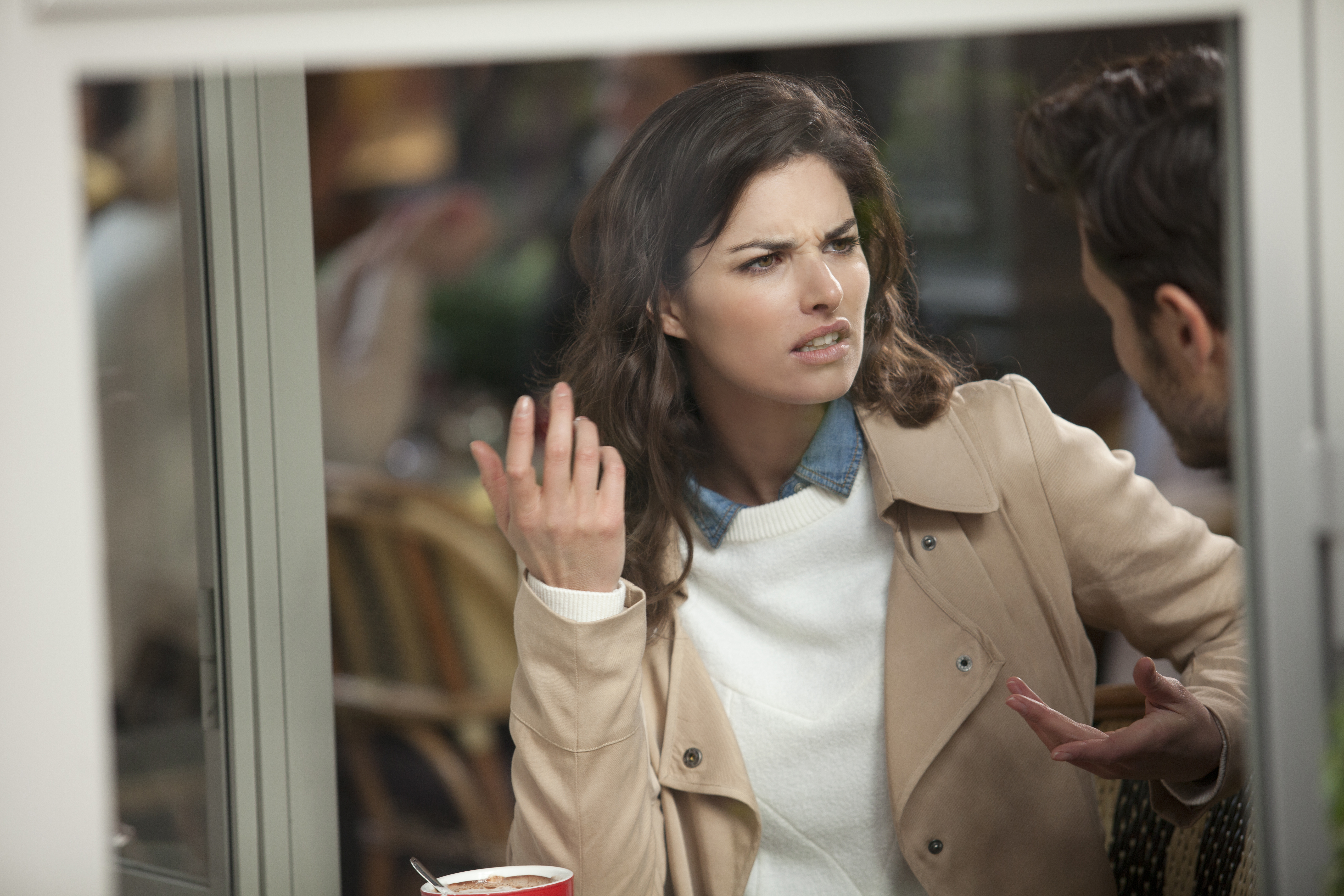 Pareja discutiendo en un café | Fuente: Getty Images