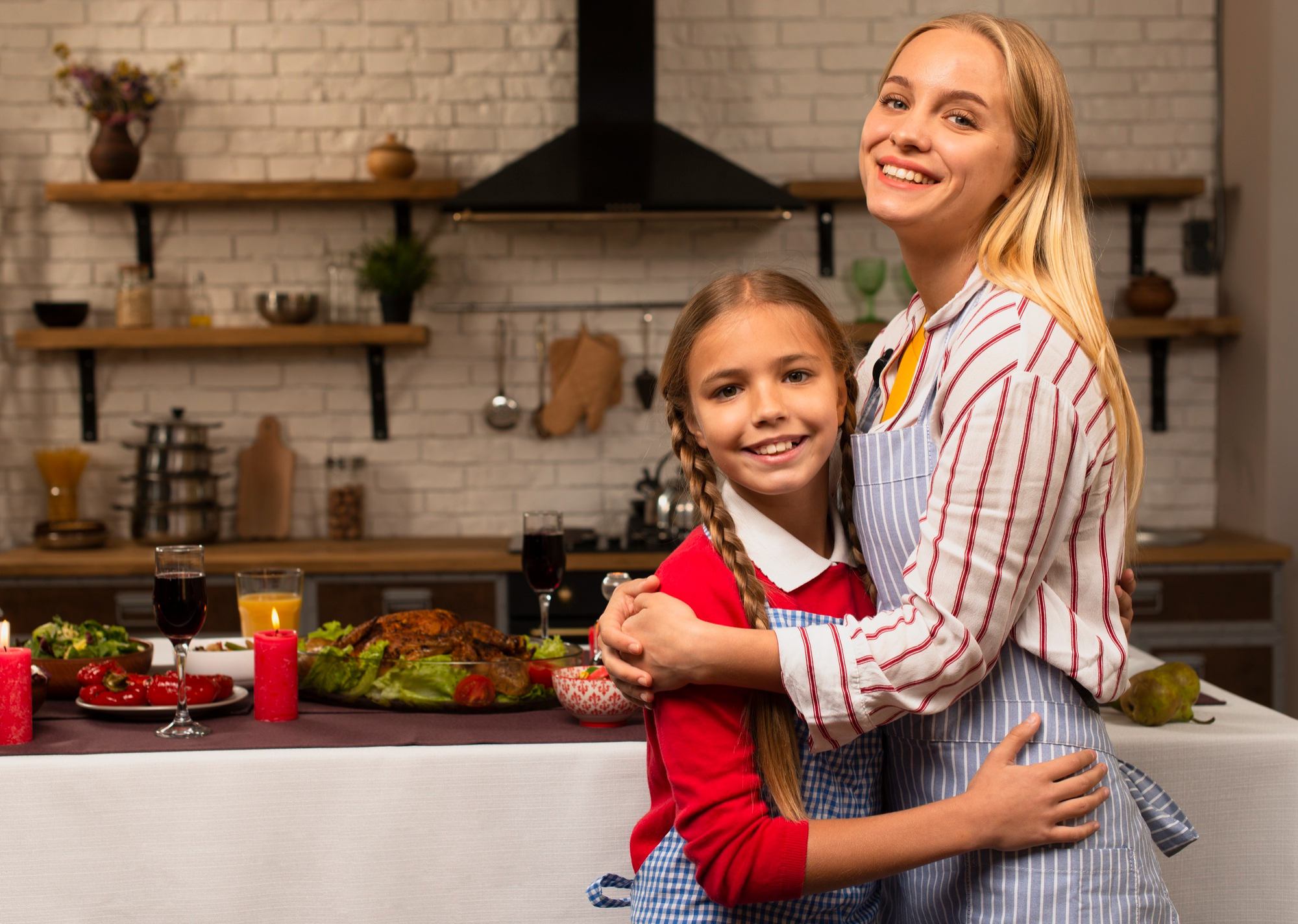 Un dúo madre-hija abrazándose en la cocina | Fuente: Freepik