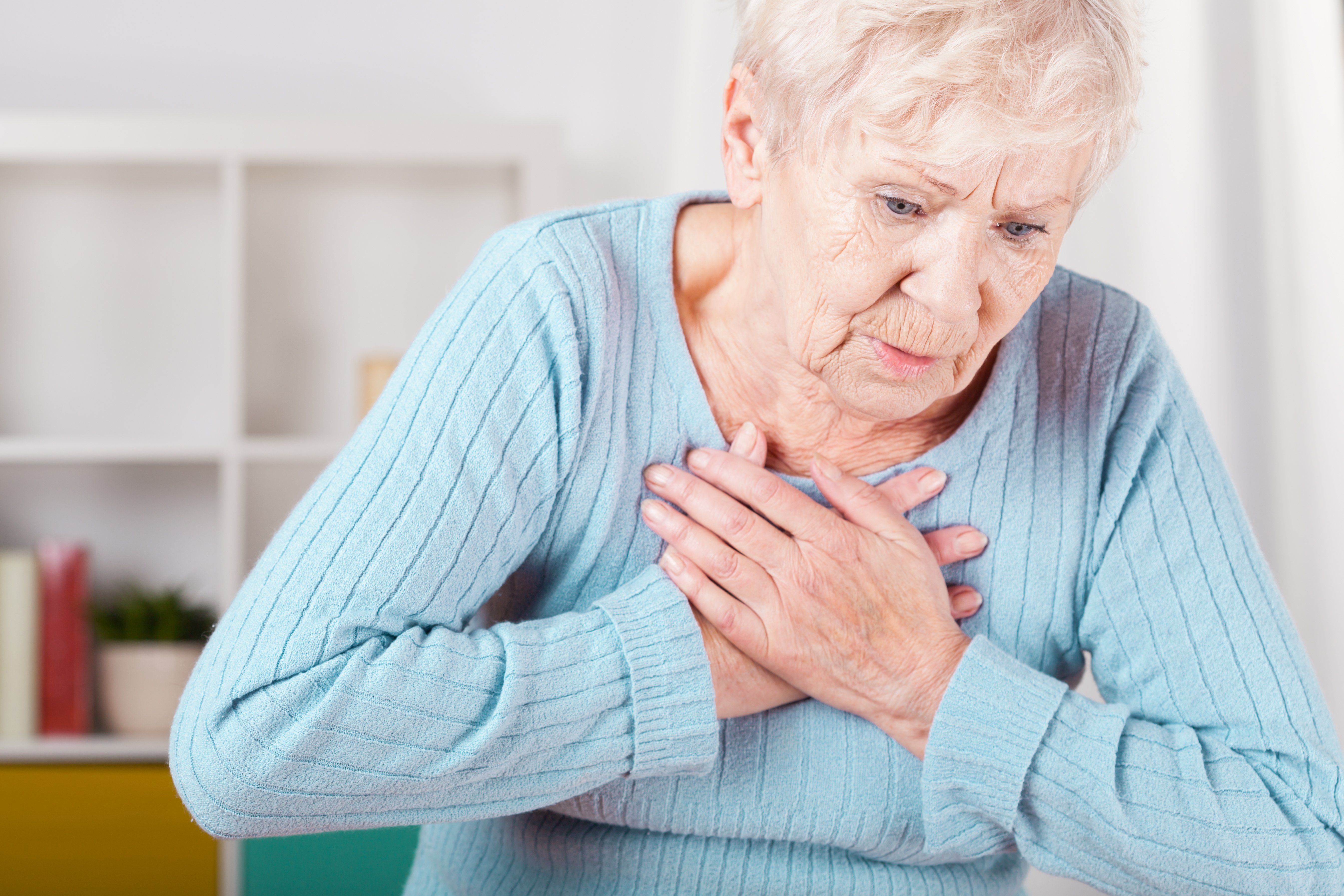 Una mujer mayor con dolor en el pecho. | Foto: Shutterstock