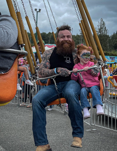 Kevin Clevenger y su hija Viola | Fuente: Instagram.com/ironsanctuary