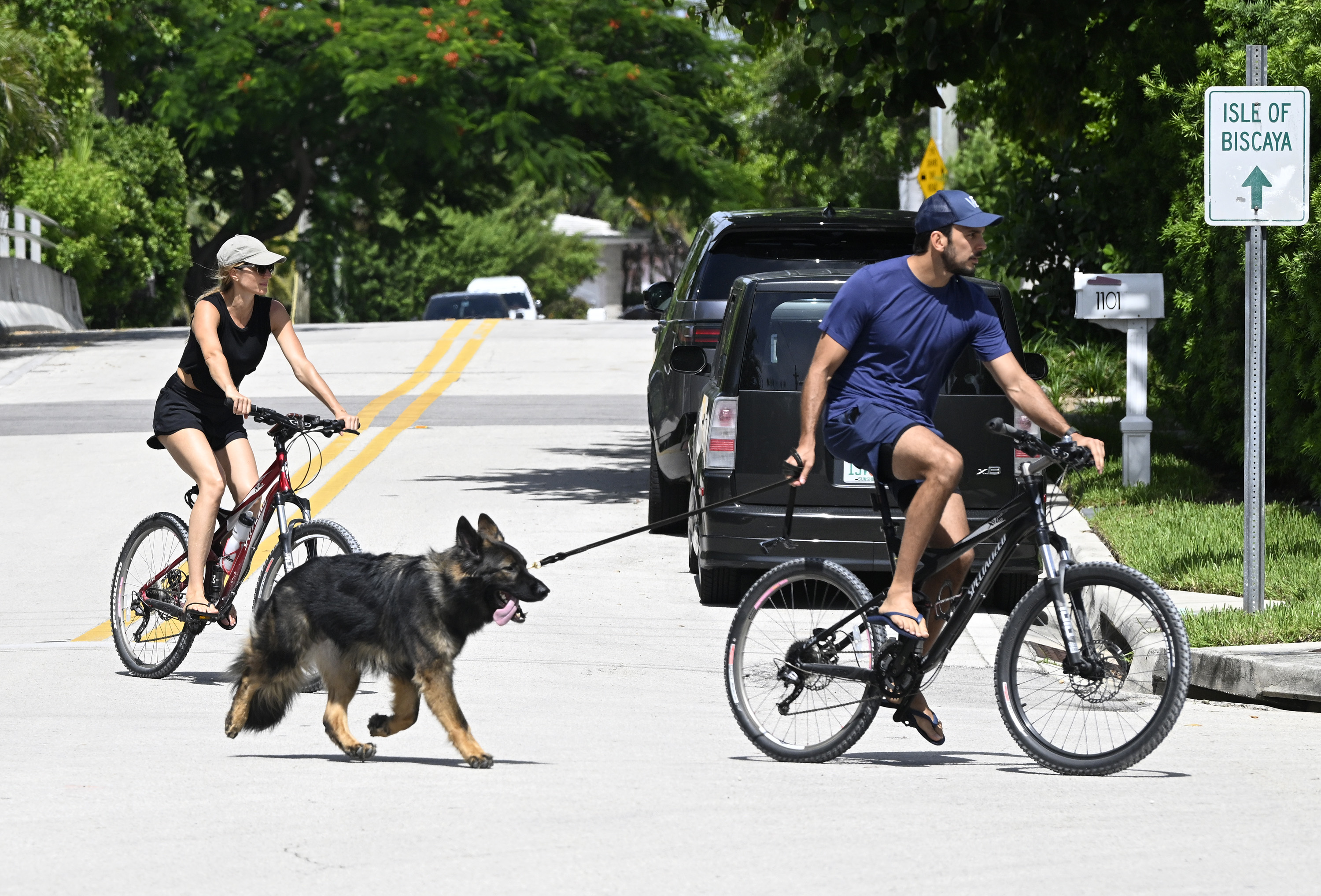 Joaquim Valente y Gisele Bündchen en un paseo en bicicleta el 14 de julio de 2024 en Surfside, Florida | Fuente: Getty Images