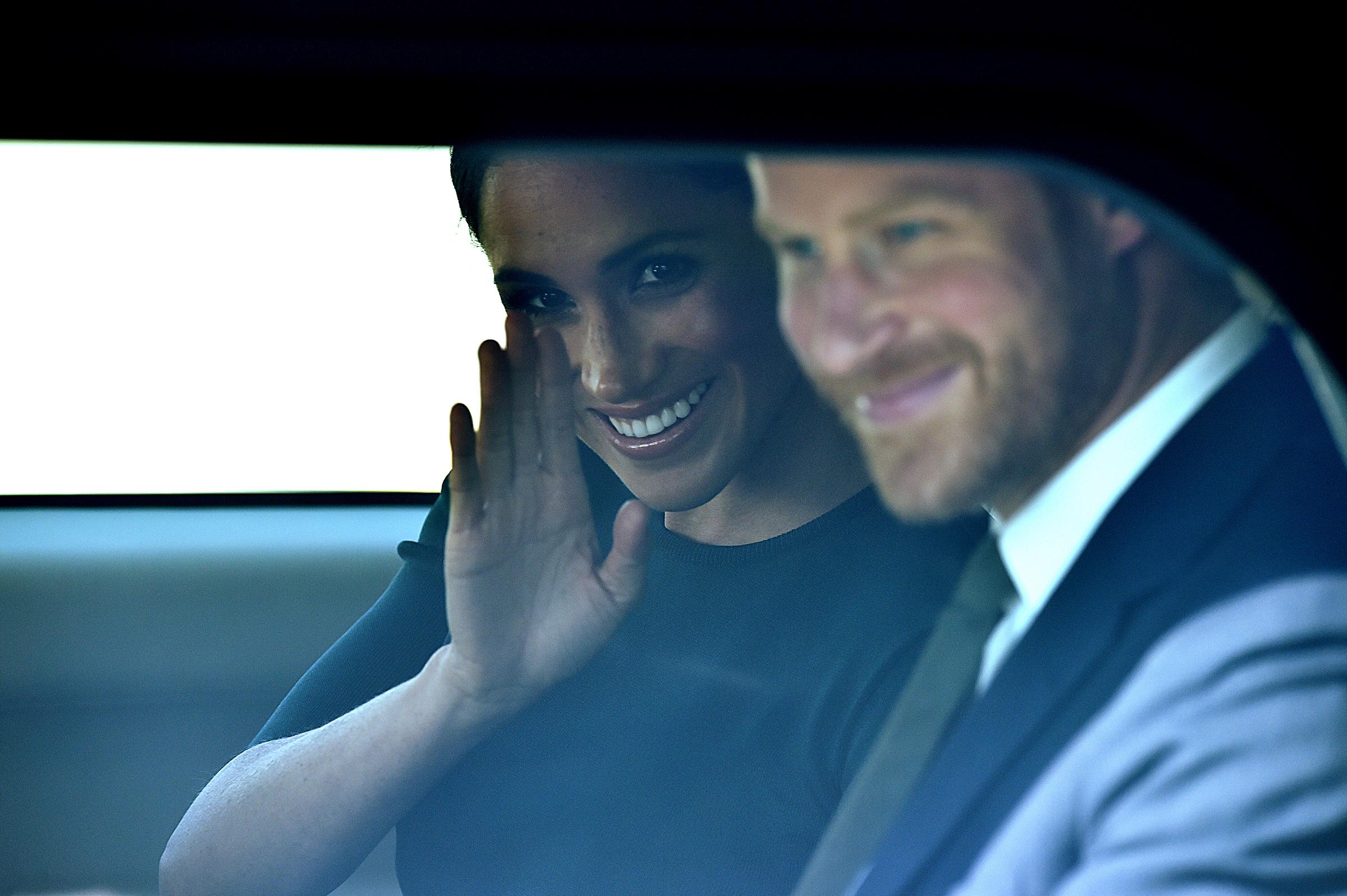 El príncipe Harry y Meghan Markle llegan al aeropuerto de Dublín el 10 de julio de 2018, durante su primera visita oficial al extranjero como pareja casada. Ocho años después, su llegada a Gran Bretaña marcó el inicio de una nueva etapa, esta vez al margen de sus antiguos roles como miembros activos de la realeza. | Fuente: Getty Images