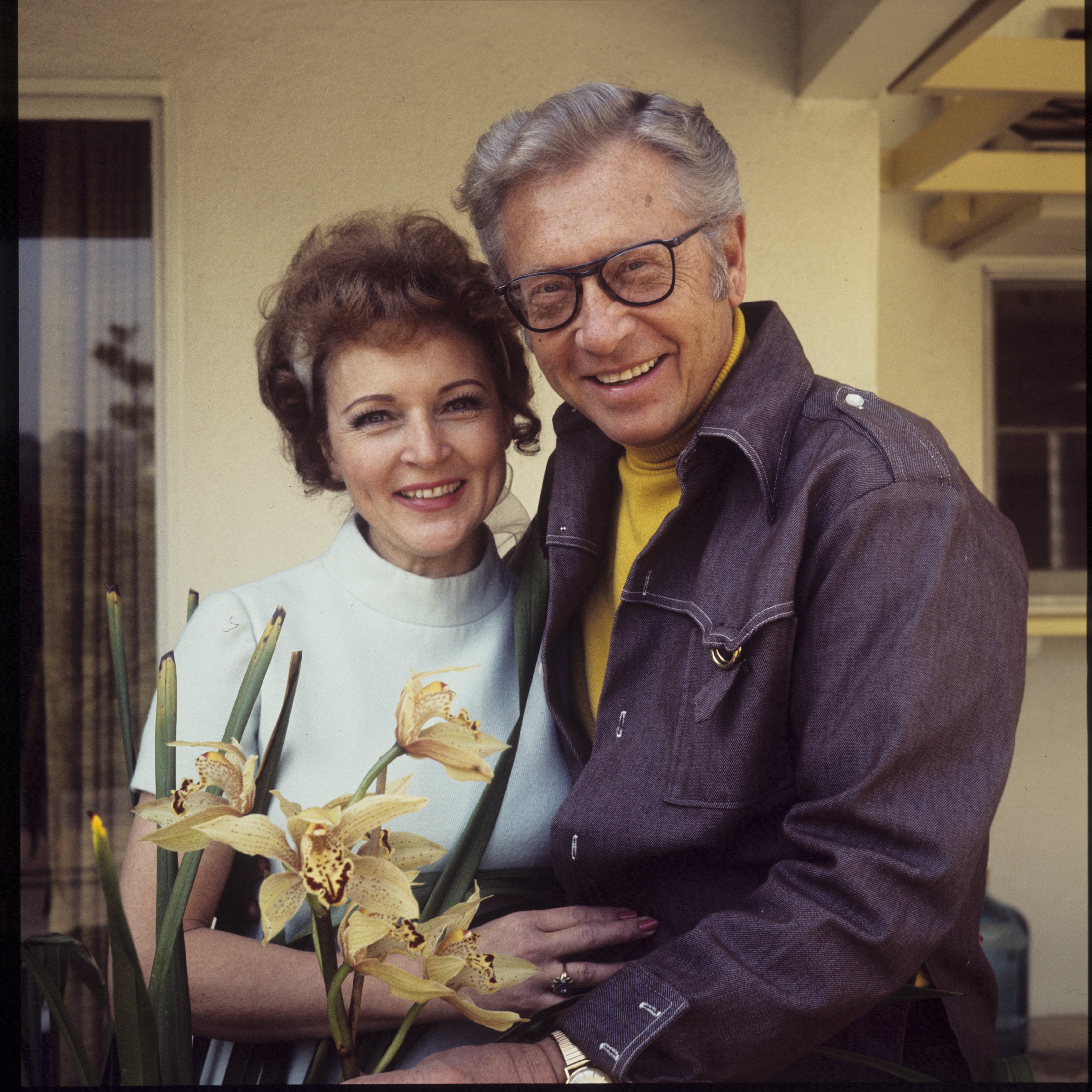 Betty White y Allan Ludden en su casa en Los Ángeles para una sesión de fotos, el 14 de febrero de 1972. | Foto: Getty Images