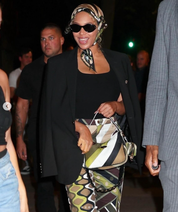 Beyoncé sonríe mientras sujeta su caro bolso bandolera con una minibolsa durante una cita nocturna con su marido, Jay-Z, en Brooklyn, Nueva York, publicada en agosto de 2024 | Fuente: Instagram/justjared