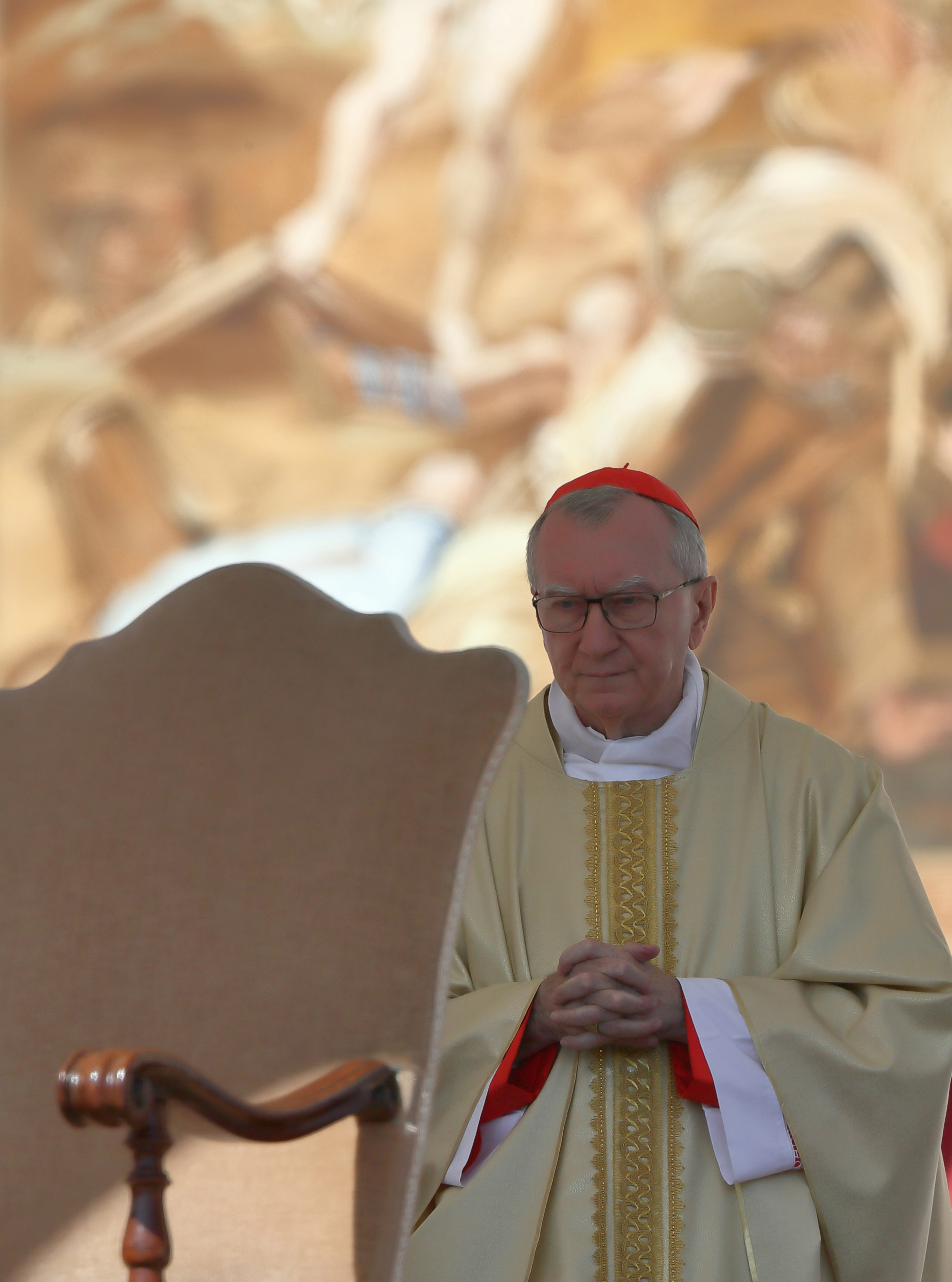 El Cardenal Pietro Parolin dirige una Santa Misa por el segundo día de Novendiali y el Jubileo de los Adolescentes el 27 de abril de 2025, en la Plaza de San Pedro en la Ciudad del Vaticano. | Fuente: Getty Images