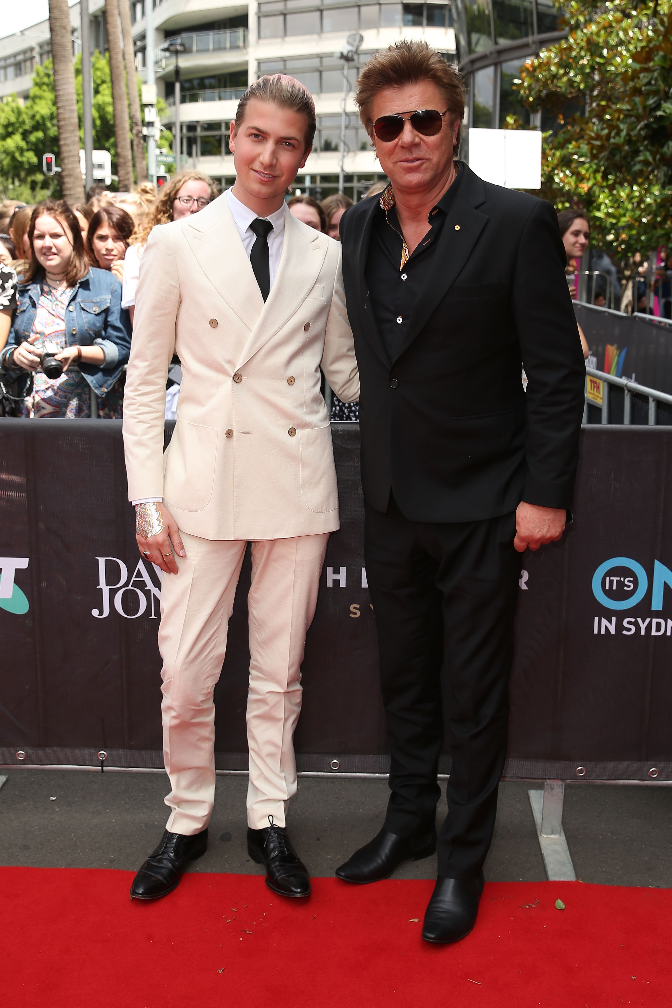 Christian Wilkins y su padre en la 28ª edición de los Premios ARIA en el Star el 26 de noviembre de 2014, en Sídney, Australia. | Fuente: Getty Images