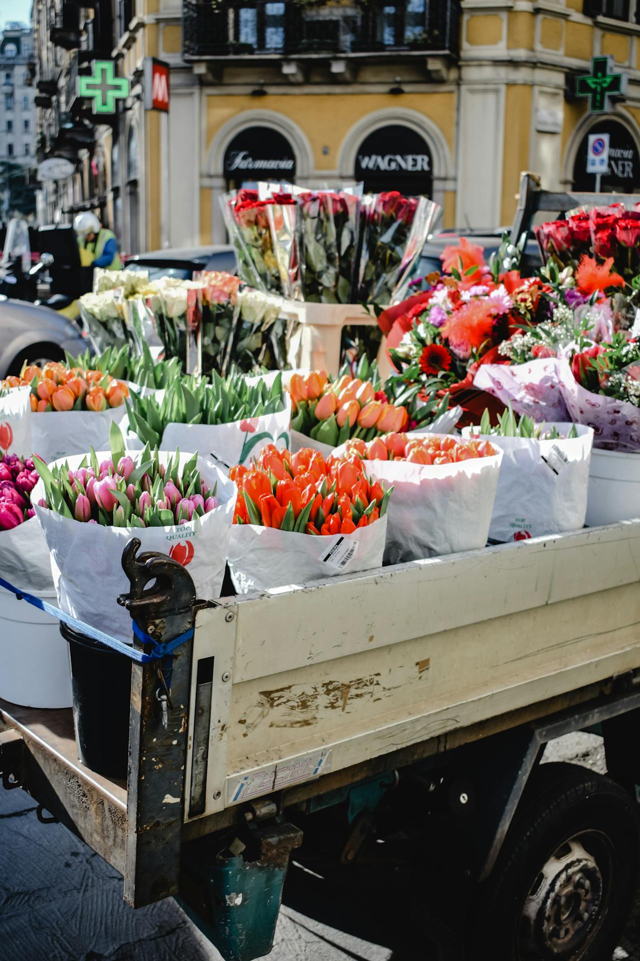 Un camión cargado de flores variadas | Fuente: Pexels