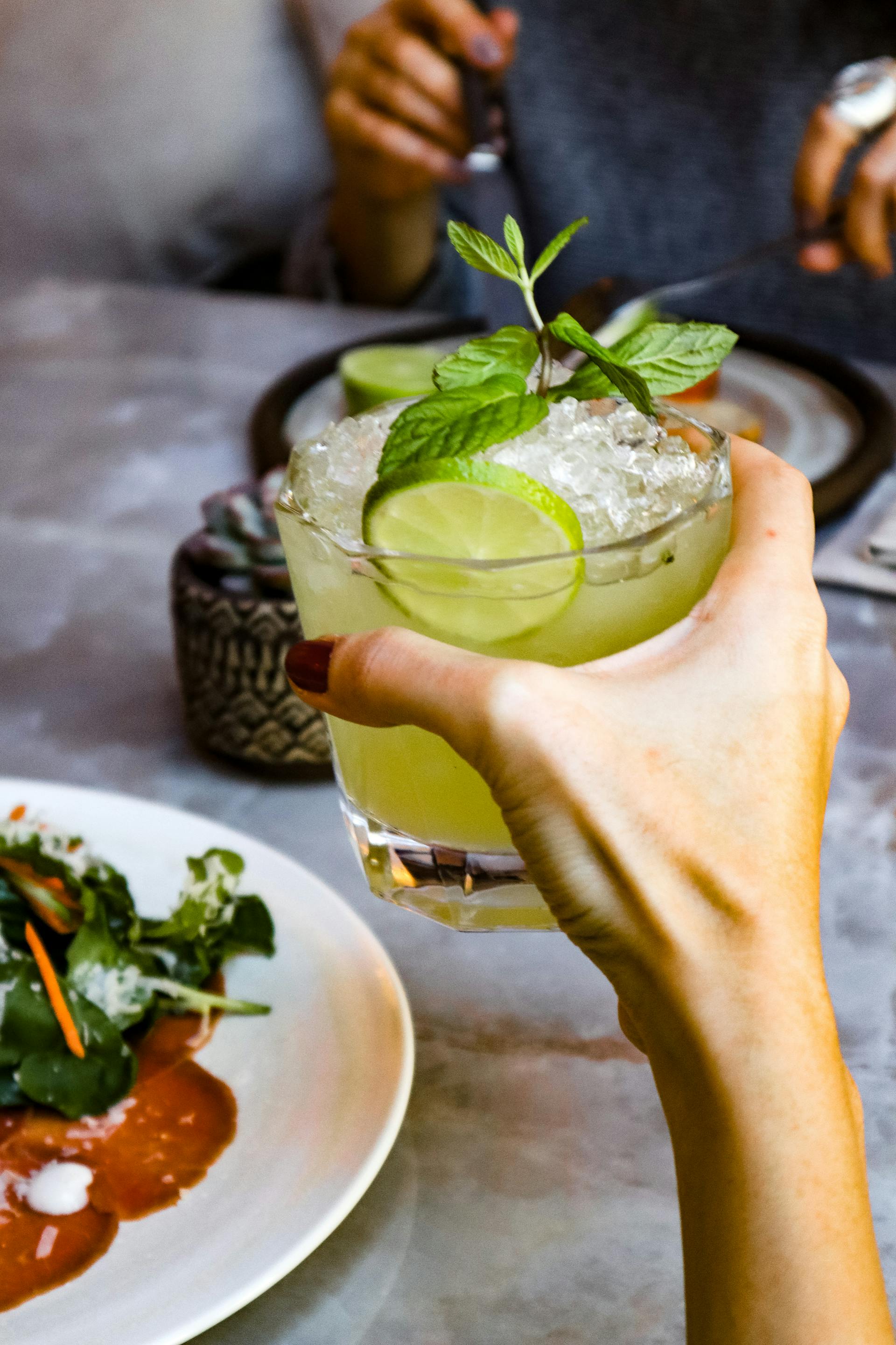 Una mujer sosteniendo un vaso | Fuente: Pexels