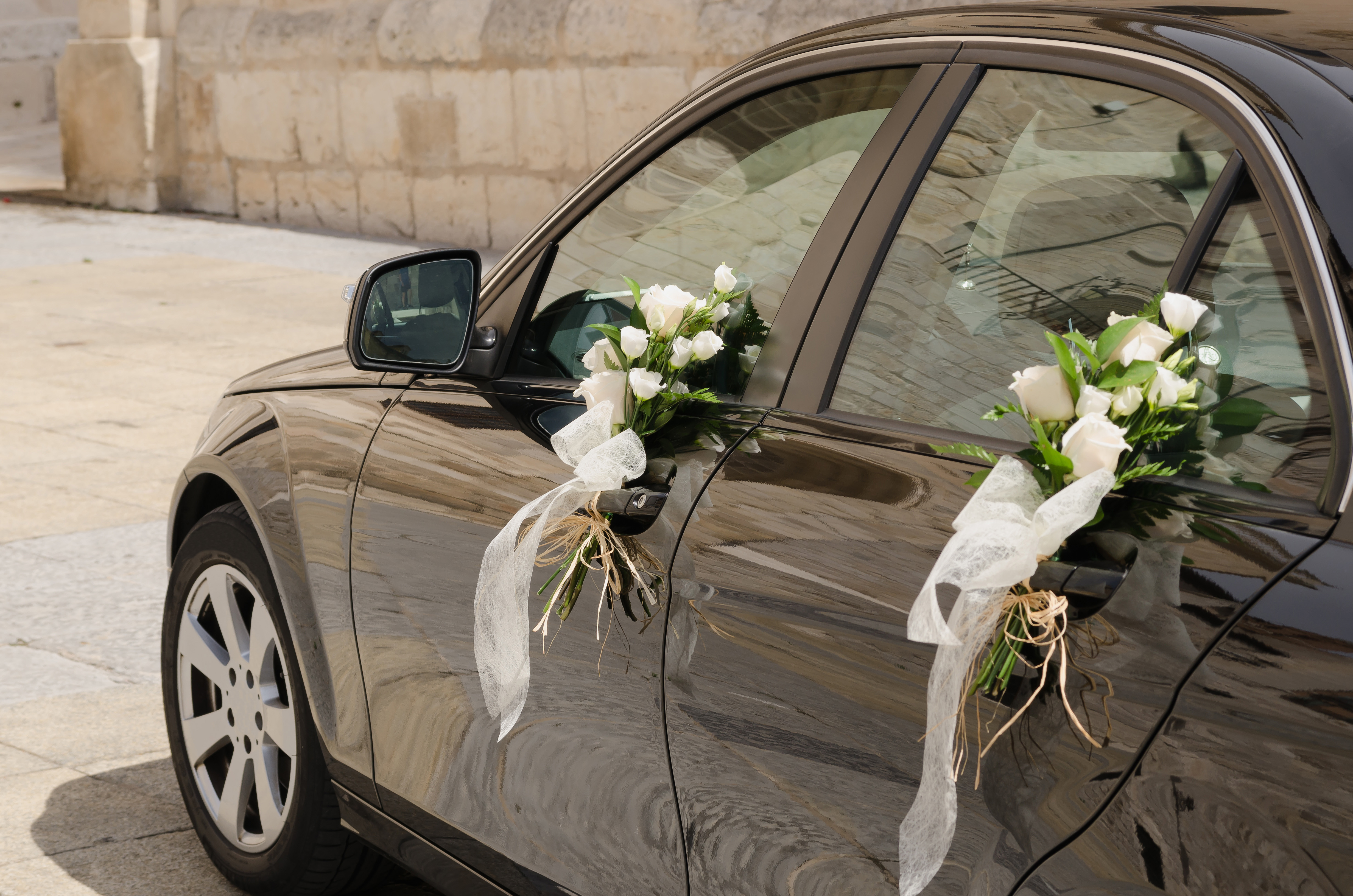 Un Automóvil de boda negro | Fuente: Shutterstock
