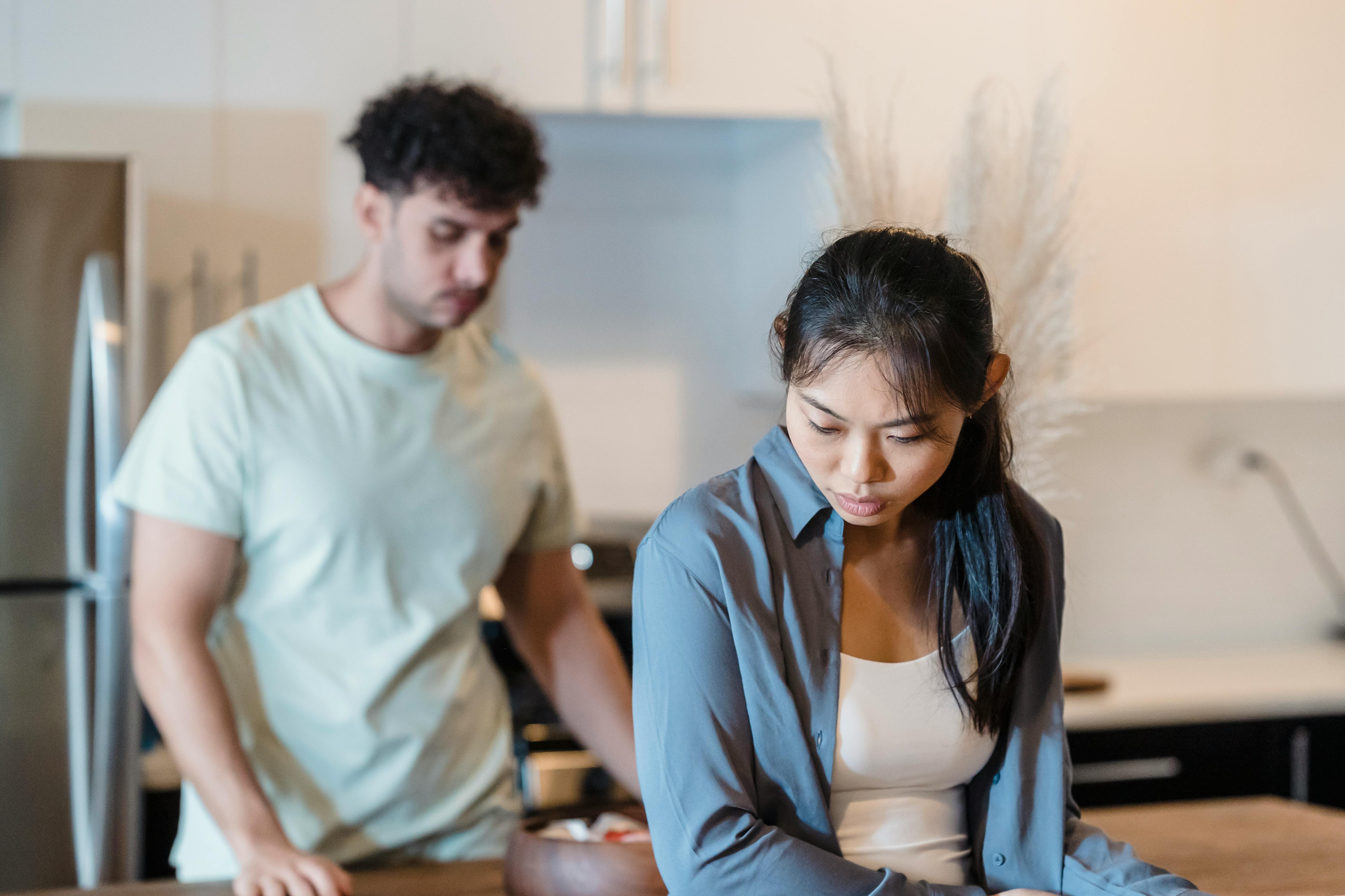 Pareja que aparece distante en la cocina | Fuente: Pexels