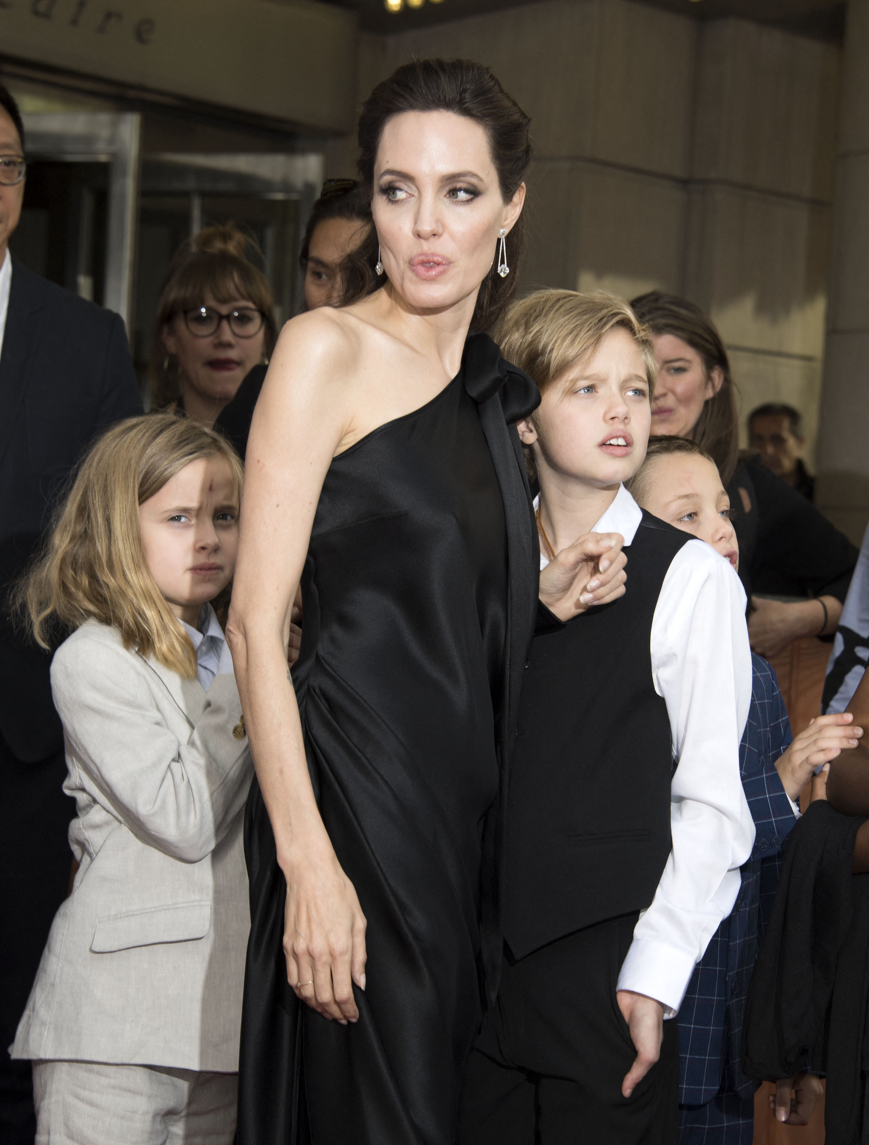 Angelina Jolie con dos de sus hijos asisten a un evento el 11 de septiembre de 2017 | Fuente: Getty Images