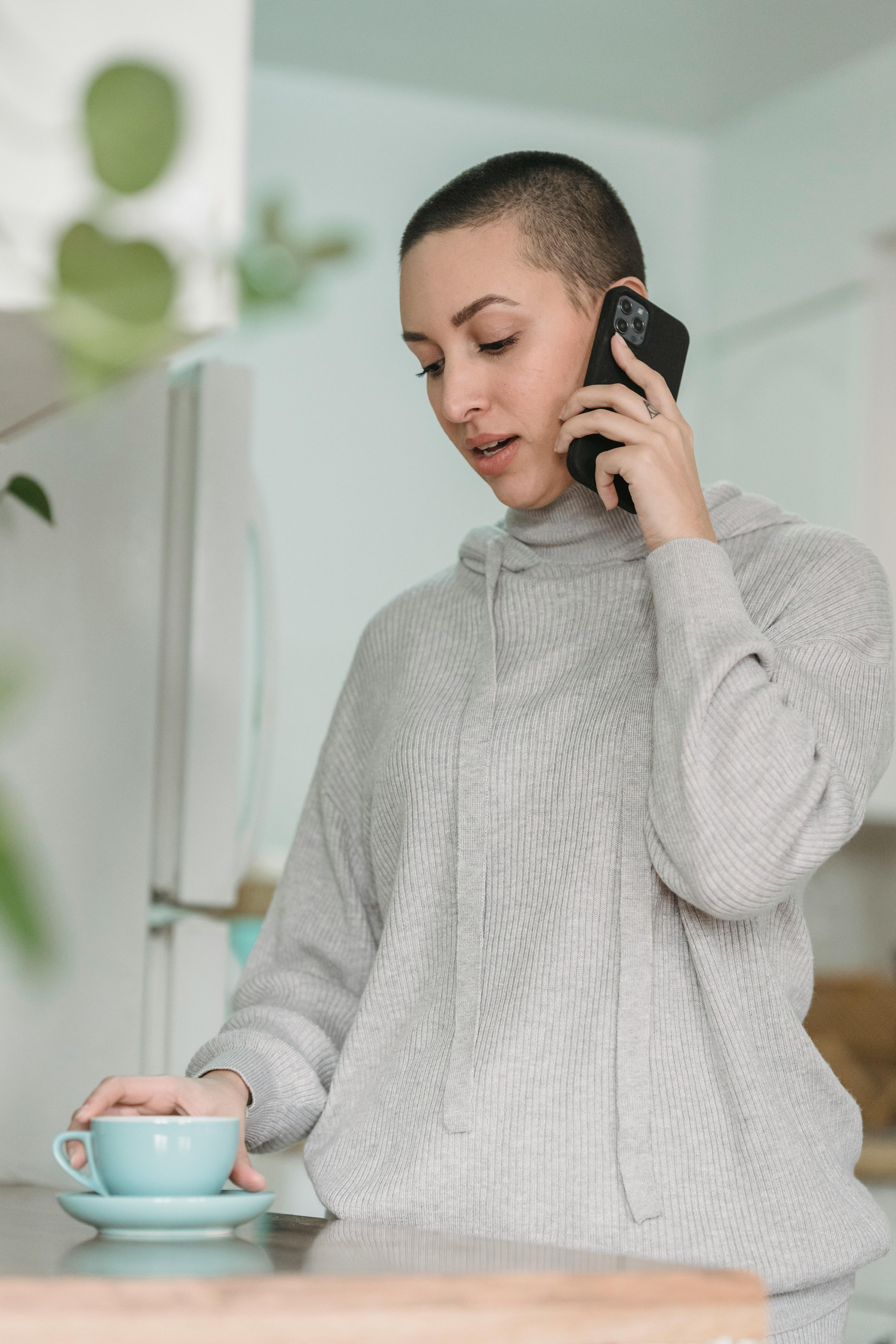 Una mujer conversando por teléfono móvil | Fuente: Pexels