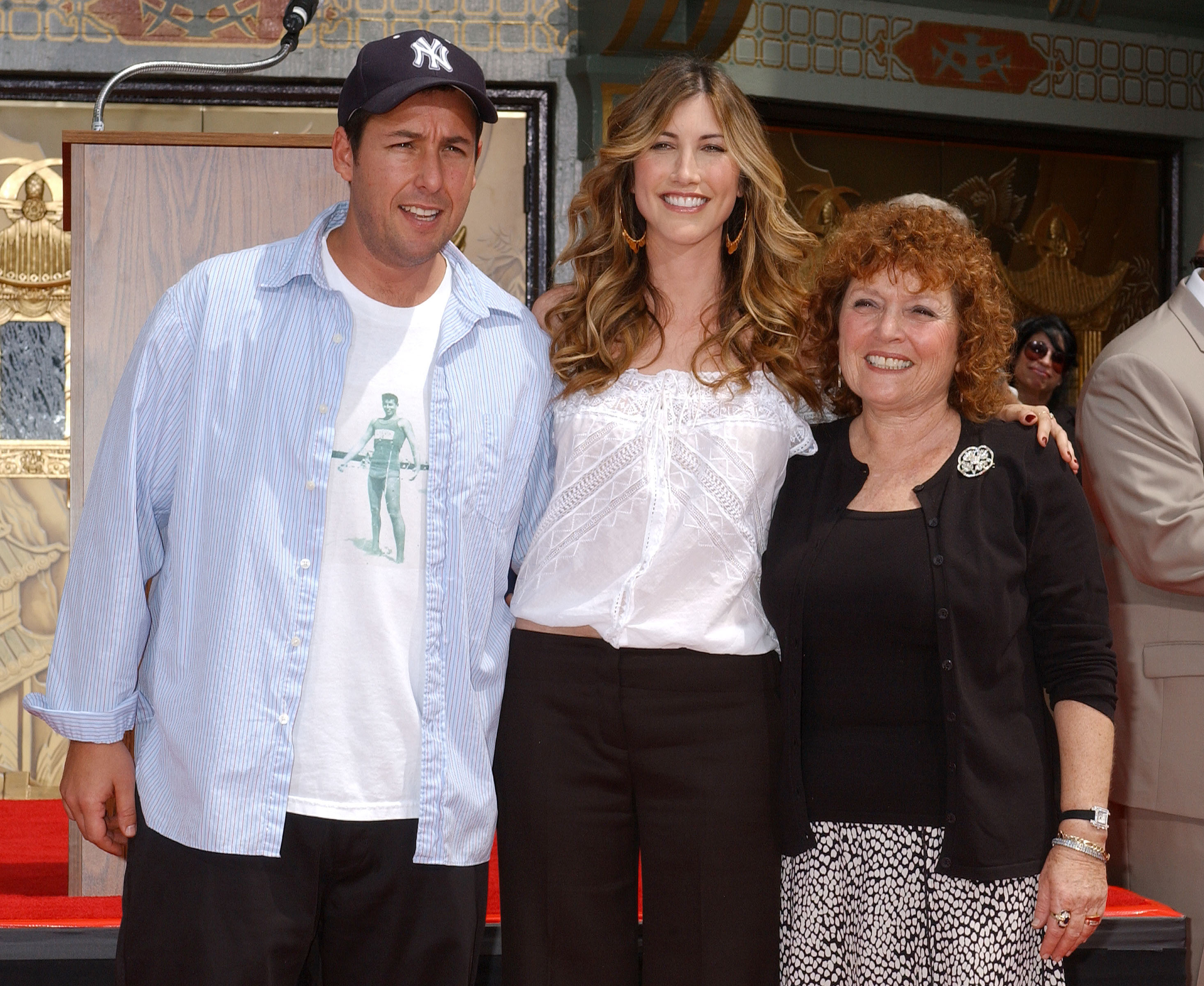 Adam Sandler, su esposa Jackie y su madre Judy en Hollywood, California, el 17 de mayo de 2005. | Foto: Getty Images