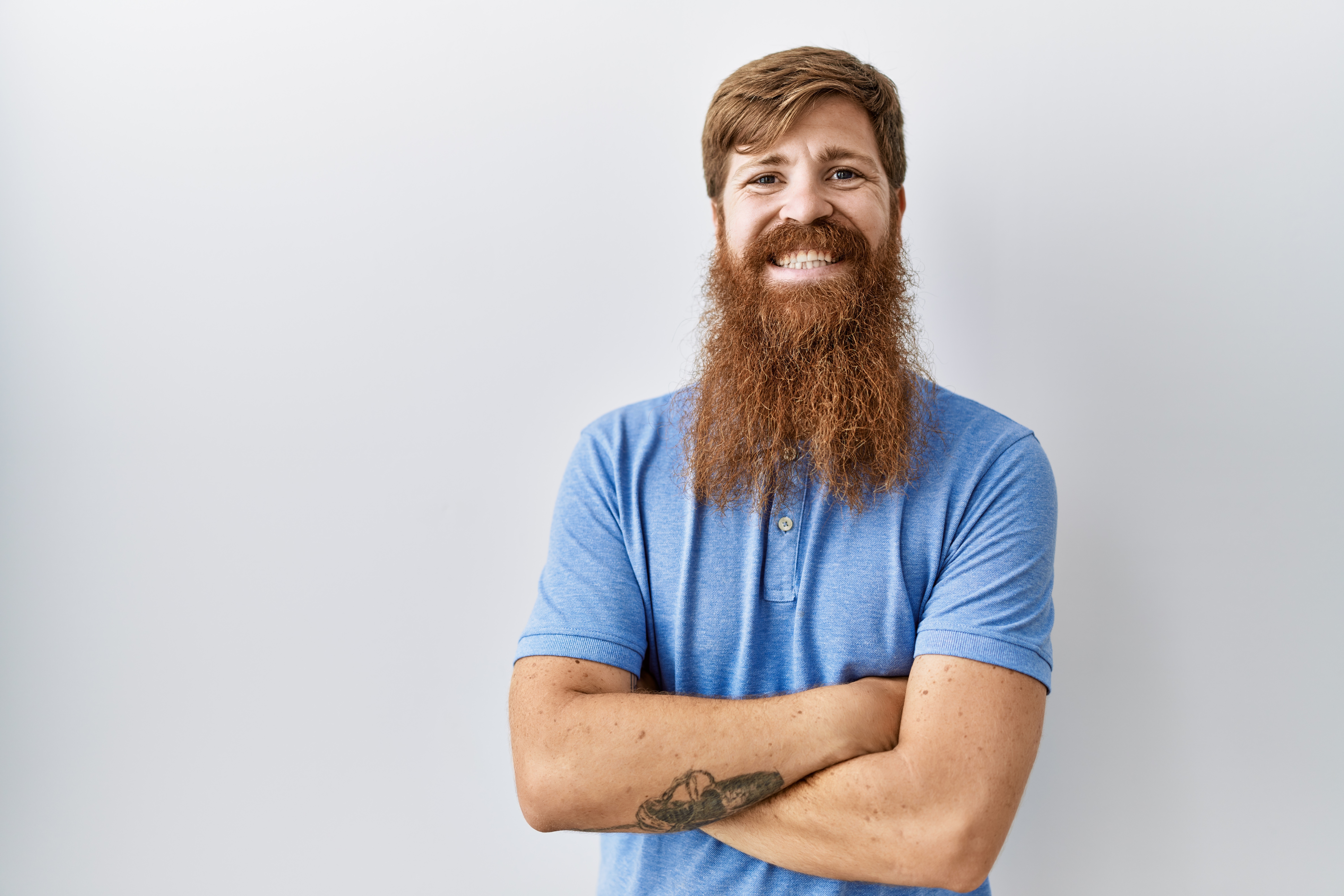 Un hombre con barba larga sonriendo. | Foto: Shutterstock