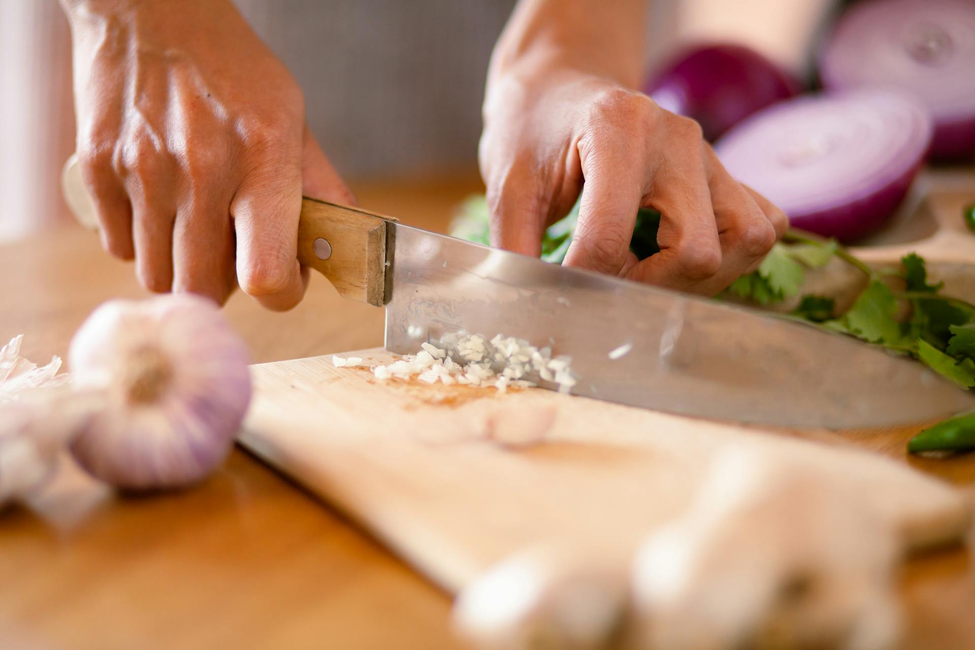 Persona cortando verduras | Foto: Pexels