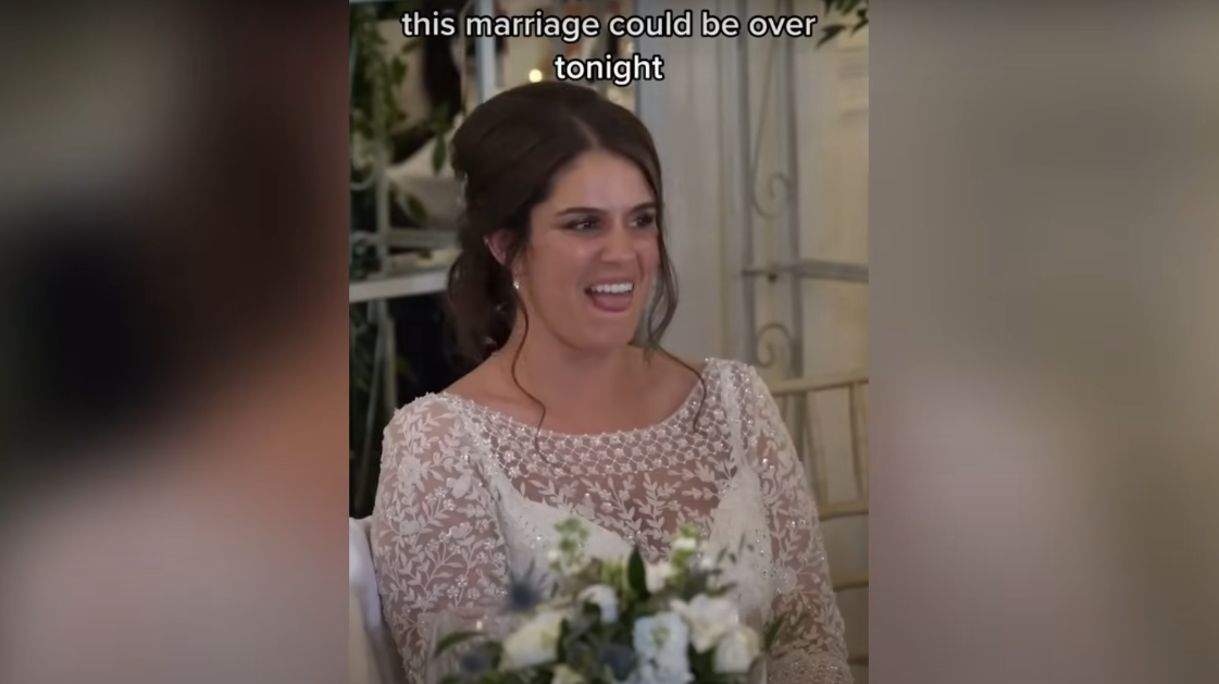 La recién casada Katie se ríe cuando su novio bromea sobre su matrimonio | Fuente: YouTube / Daily Record