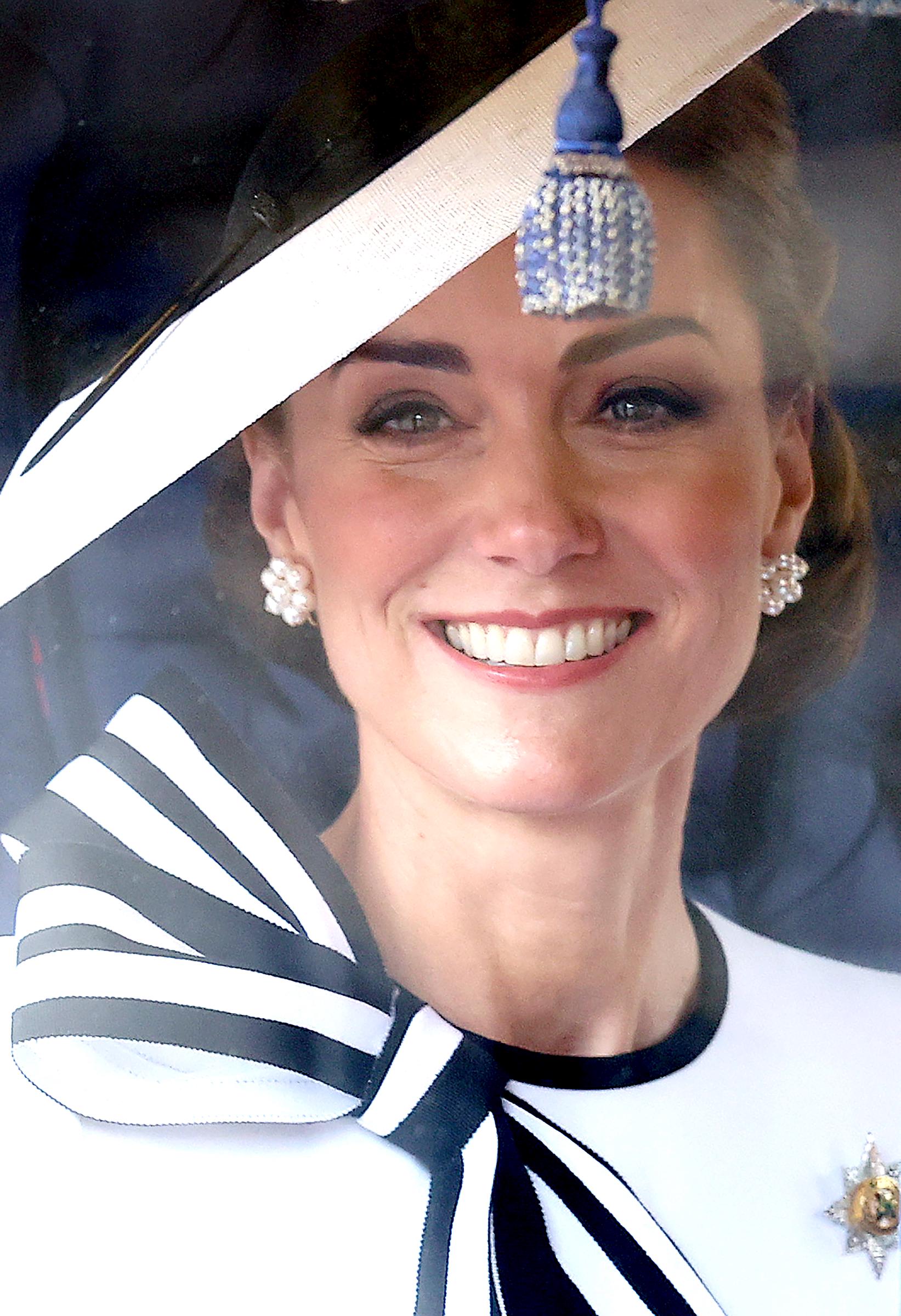Catherine, princesa de Gales, sonríe mientras viaja en carruaje durante Trooping the Colour en el Palacio de Buckingham en Londres, Inglaterra, el 15 de junio de 2024. | Fuente: Getty Images
