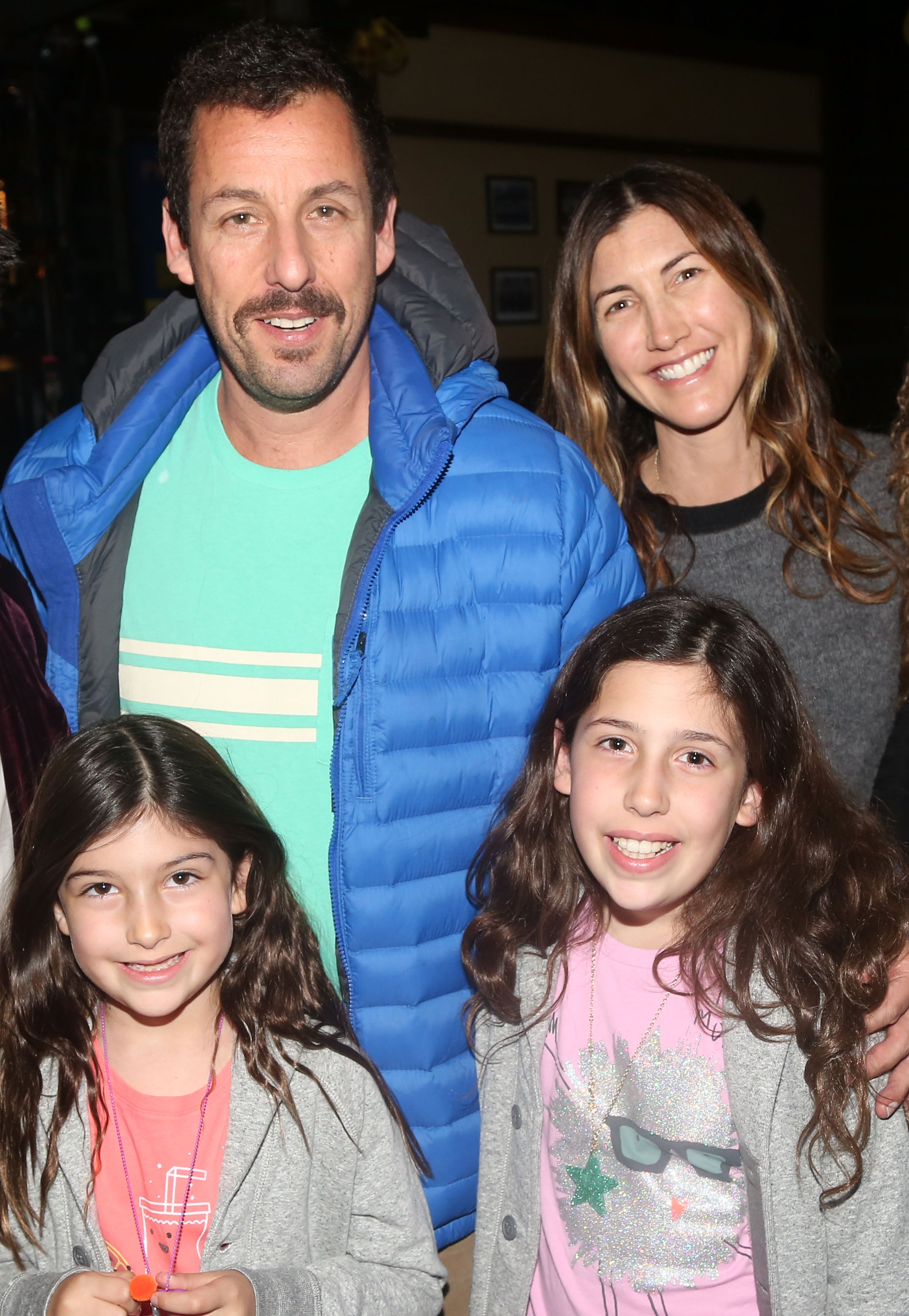 Adam y Jackie Sandler, junto a sus hijas Sunny y Sadie, entre bastidores en "School of Rock" en Broadway, en la ciudad de Nueva York, el 23 de marzo de 2016 | Fuente: Getty Images