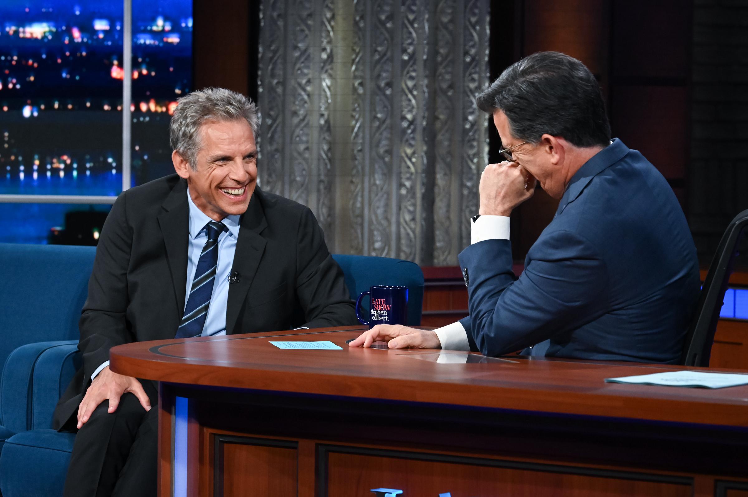 Ben Stiller y Stephen Colbert durante "The Late Show with Stephen Colbert" | Fuente: Getty Images