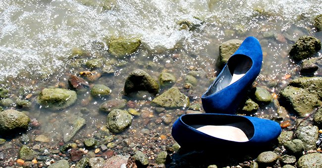 Los zapatos de Laura junto al río cuando era niña | Foto: Shutterstock