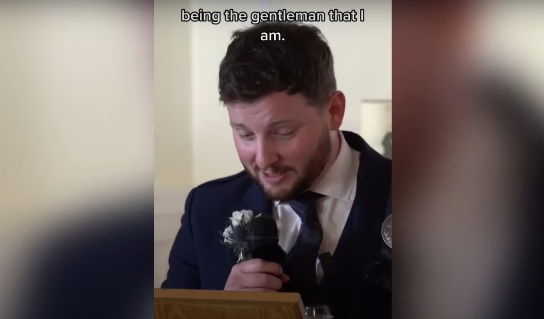 Ian Young con la mirada gacha durante su discurso de boda | Fuente: YouTube / Daily Record