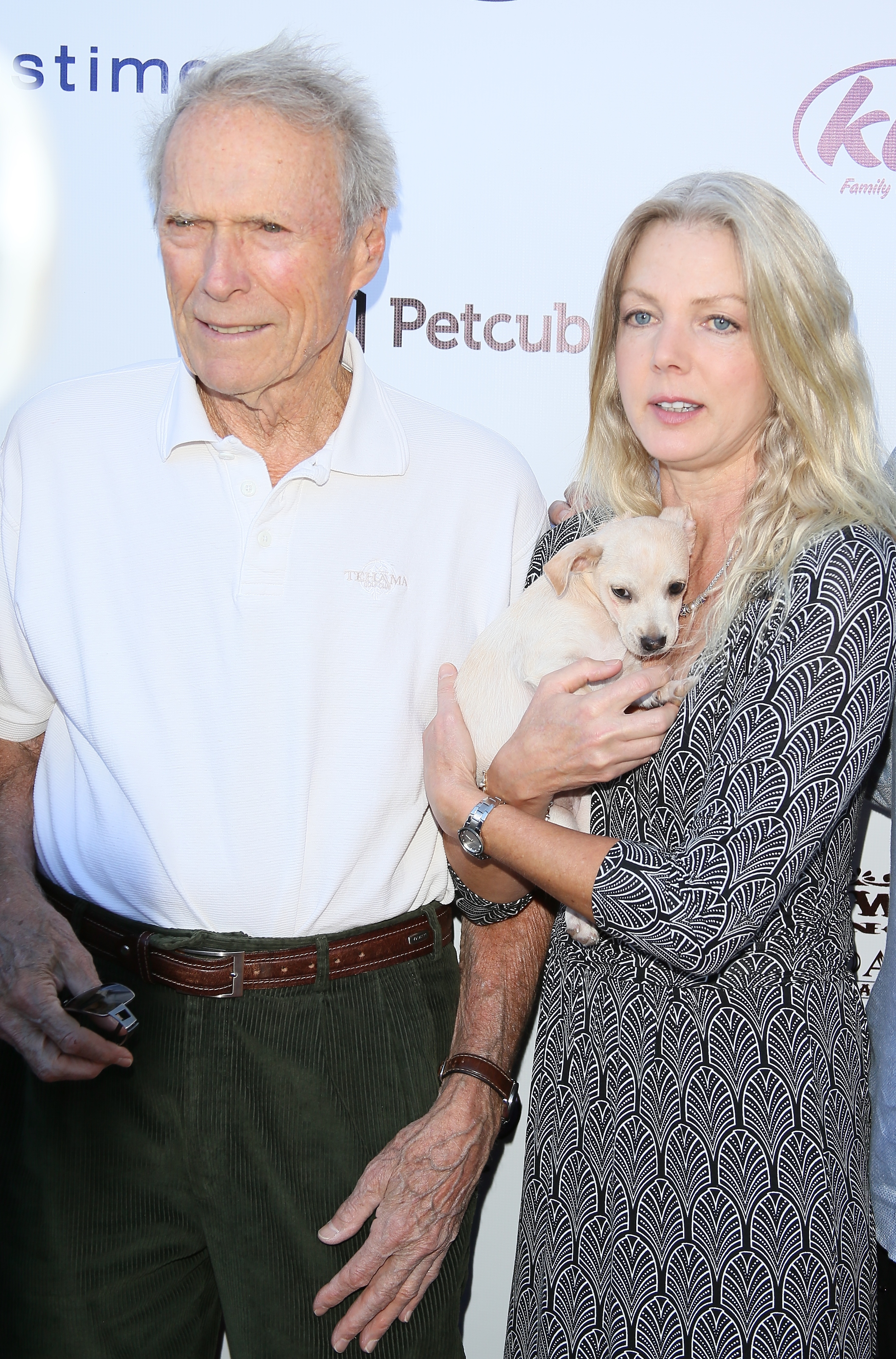 Clint Eastwood y Christina Sandera asisten a la 1ª fiesta anual de recaudación de fondos para el rescate de animales de la Eastwood Ranch Foundations el 7 de noviembre de 2015 en Malibú, California | Fuente: Getty Images