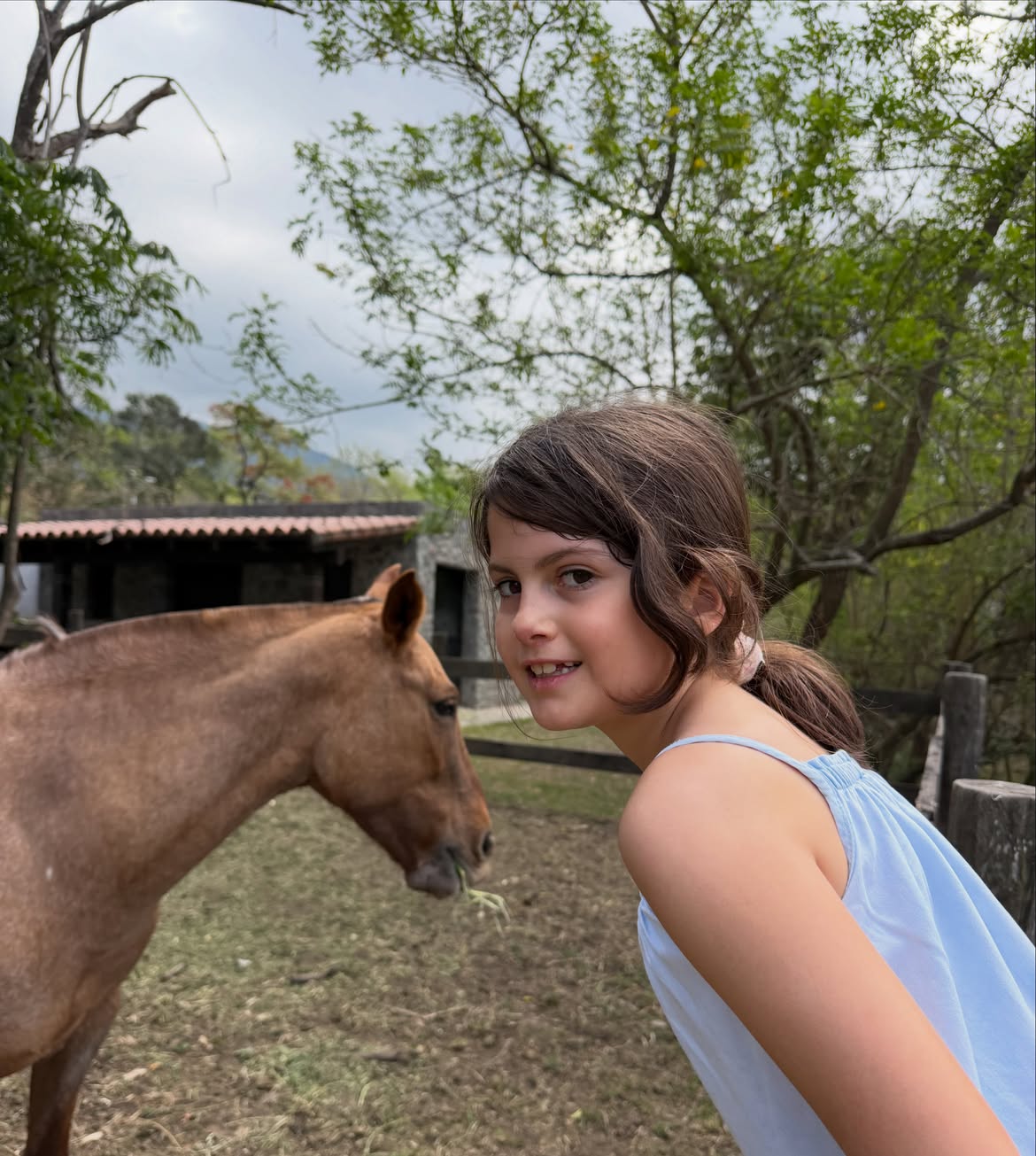 Belita, la hija mayor de Isabel Macedo, posando cerca de un caballo en una finca | Fuente: Instagram/isabelmacedophoto