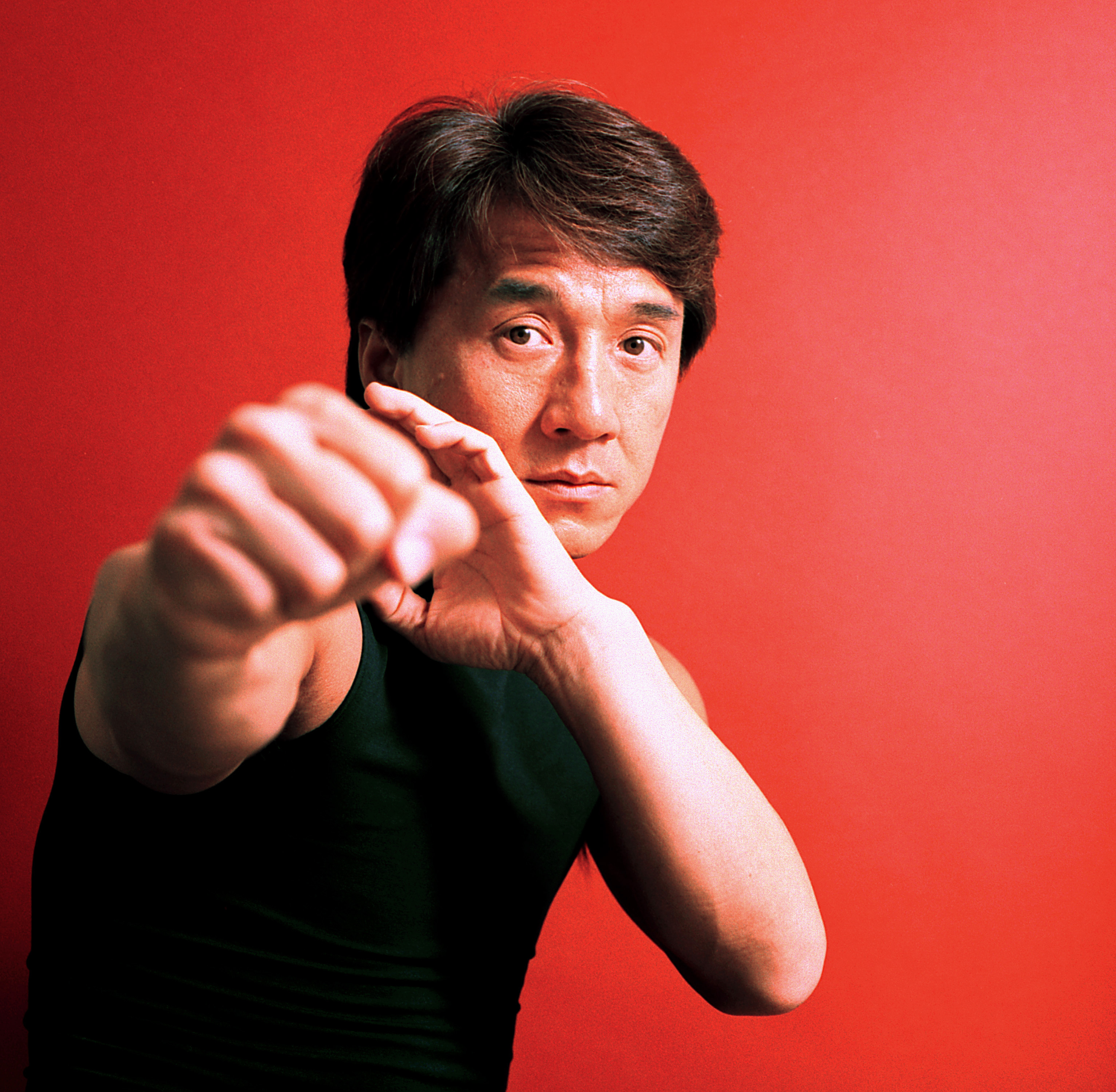 Jackie Chan durante una sesión de retratos en 2002. | Foto: Getty Images