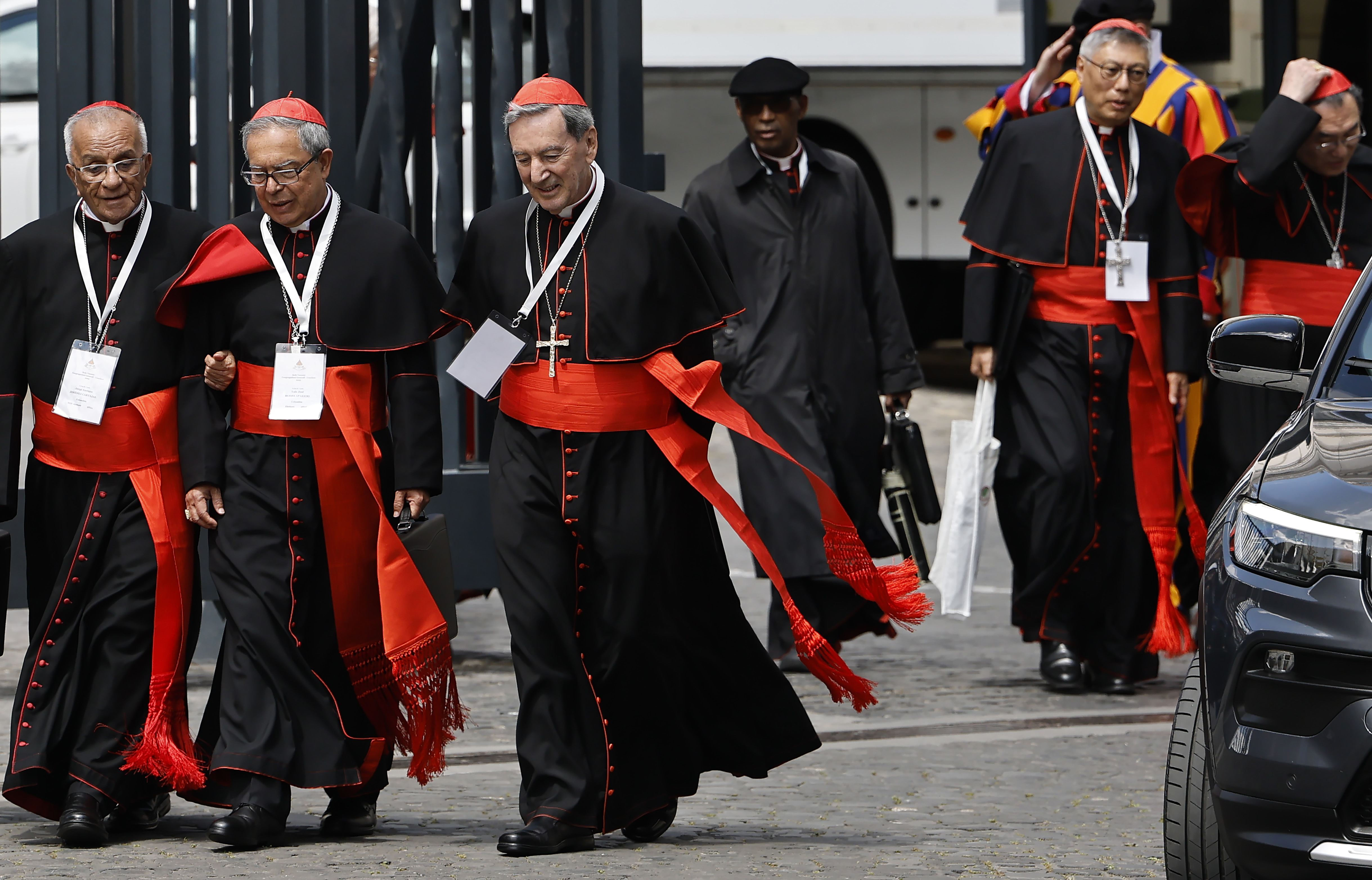 Los cardenales Jorge Enrique Jiménez Carvajal y Luis José Rueda Aparicio de Colombia salen de una reunión con otros cardenales el 28 de abril de 2025, en Roma, Italia. | Fuente: Getty Images