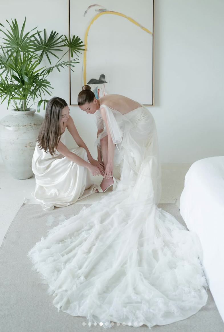 La novia y una dama de honor, con fecha del 18 de marzo de 2025 | Fuente: Instagram/n.brydonbloom