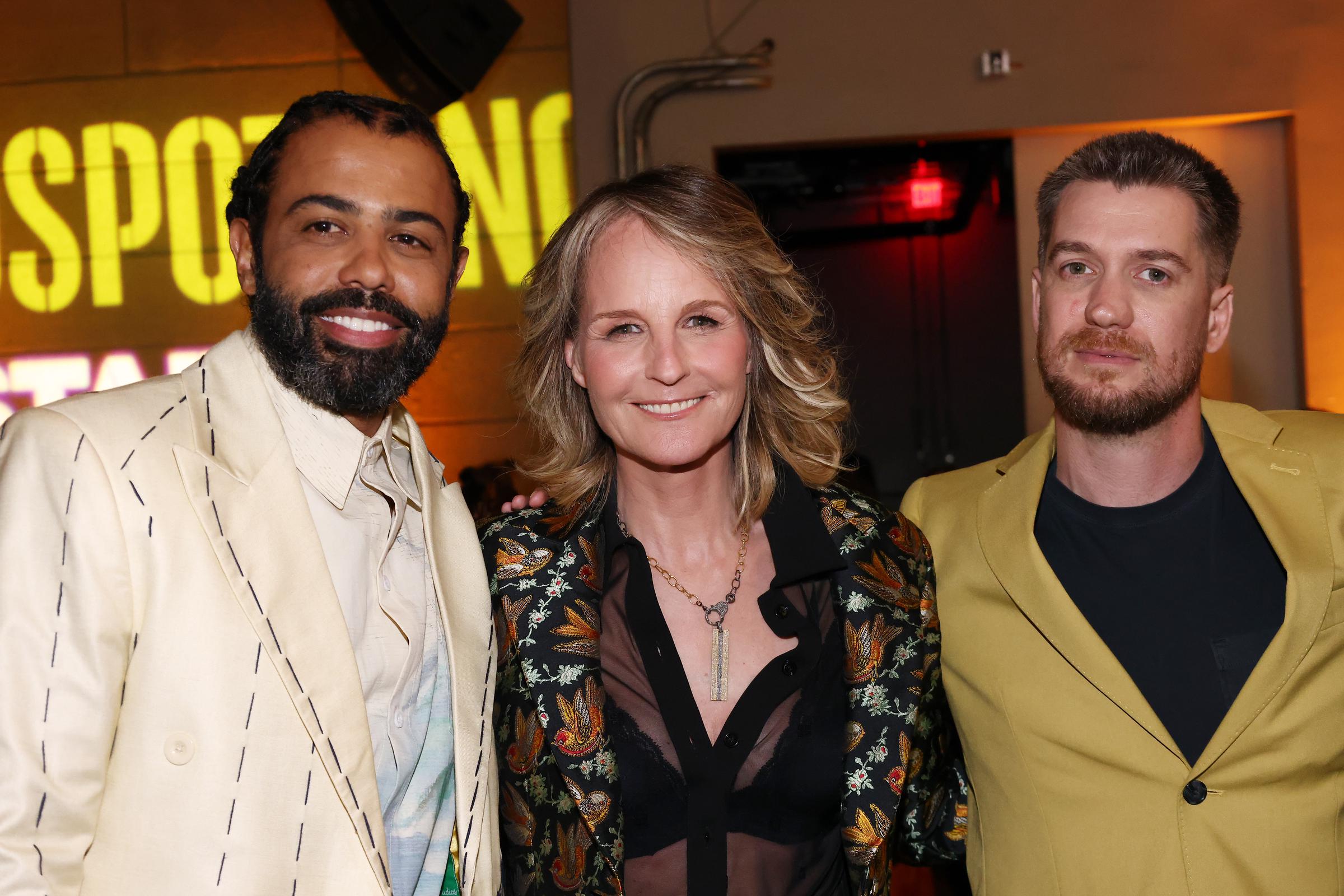 Daveed Diggs, Helen Hunt y Rafael Casal en Los Ángeles, California, el 11 de abril de 2023 | Fuente: Getty Images