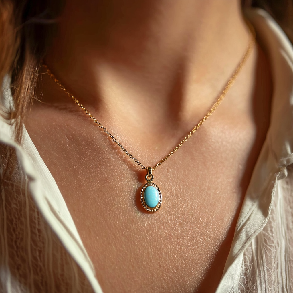 Primer plano de una mujer que lleva un colgante de oro con un amuleto de esmalte azul pálido | Fuente: Midjourney