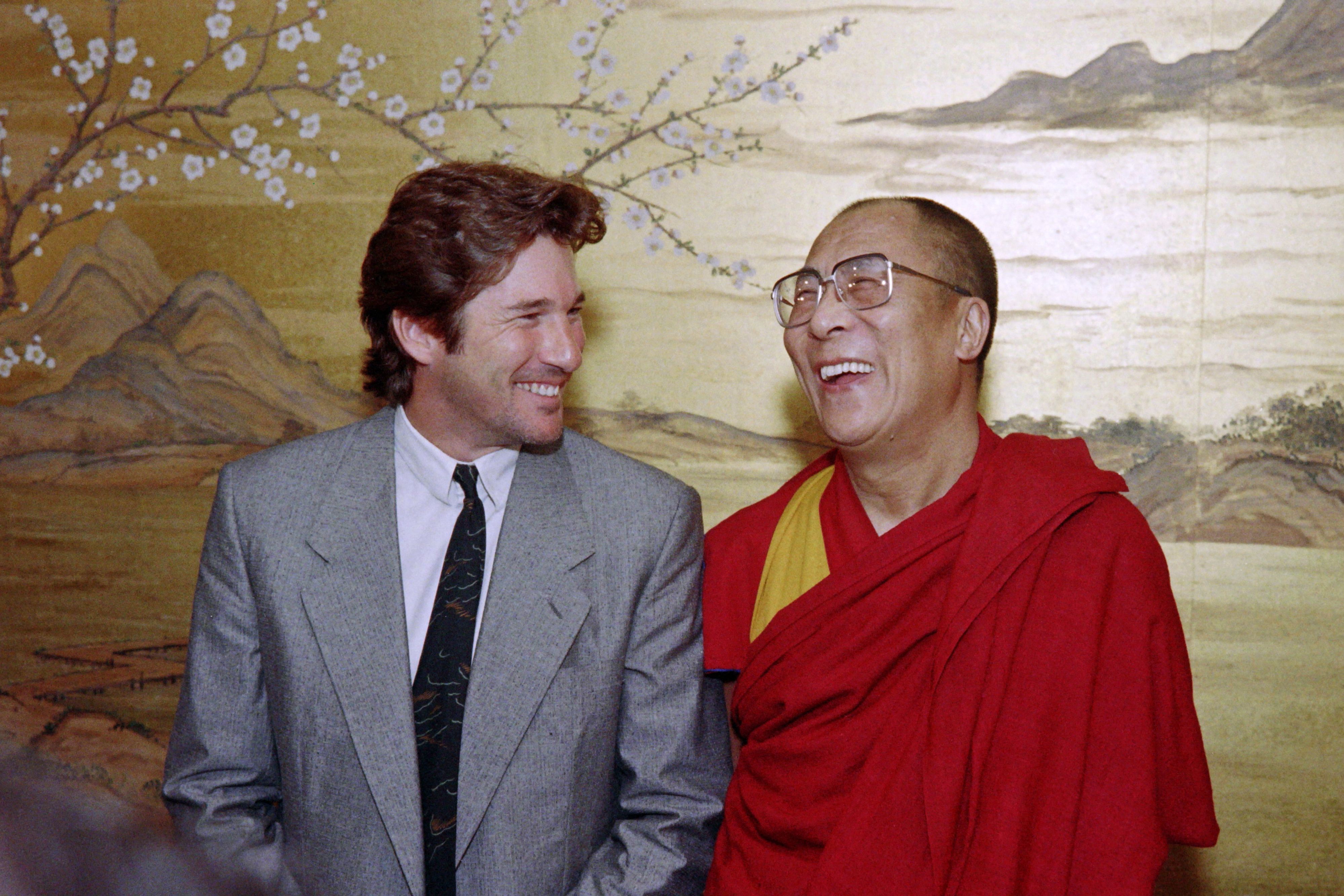 Richard Gere y el Dalai Lama fotografiados juntos en Nueva York el 28 de septiembre de 1987 | Fuente: Getty Images