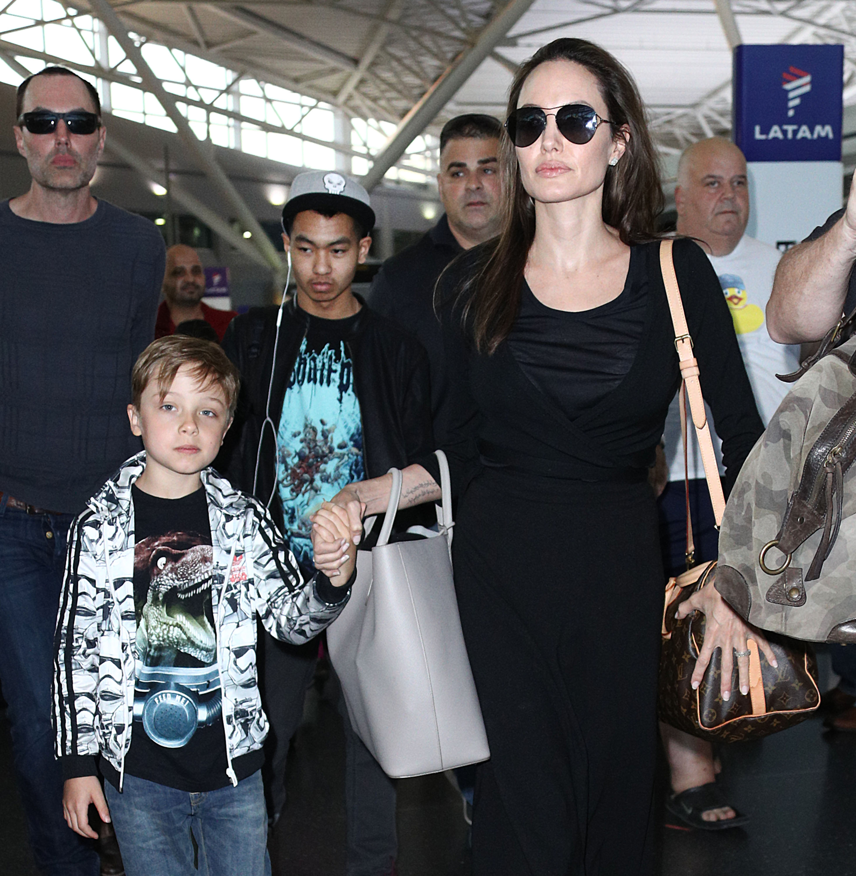 Knox Jolie-Pitt visto con su madre y su hermano en Nueva York el 17 de junio de 2016. | Fuente: Getty Images