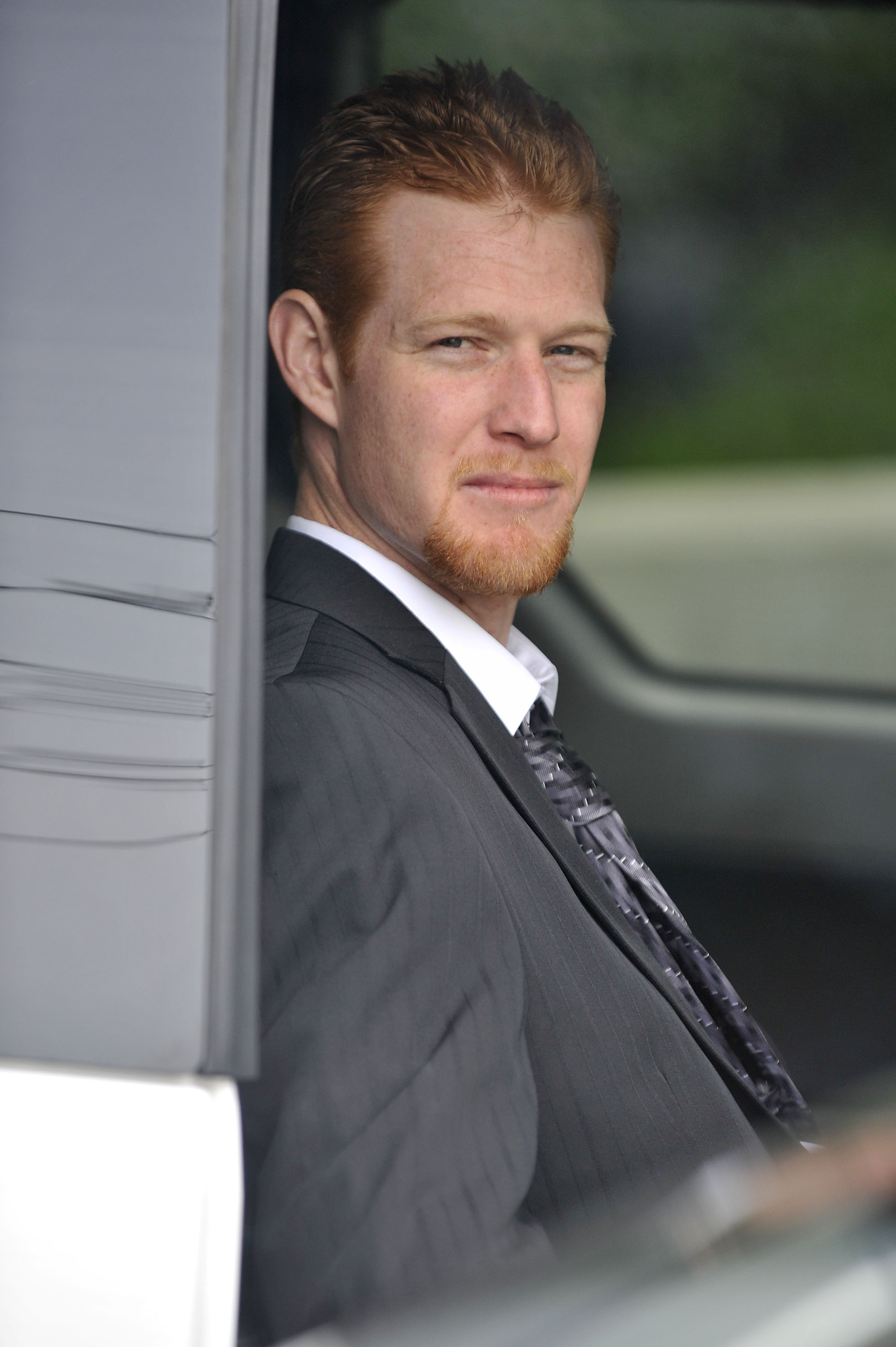 Redmond O'Neal saliendo del juzgado tras un exitoso informe de progreso el 27 de marzo de 2012, en Los Ángeles, California. | Fuente: Getty Images