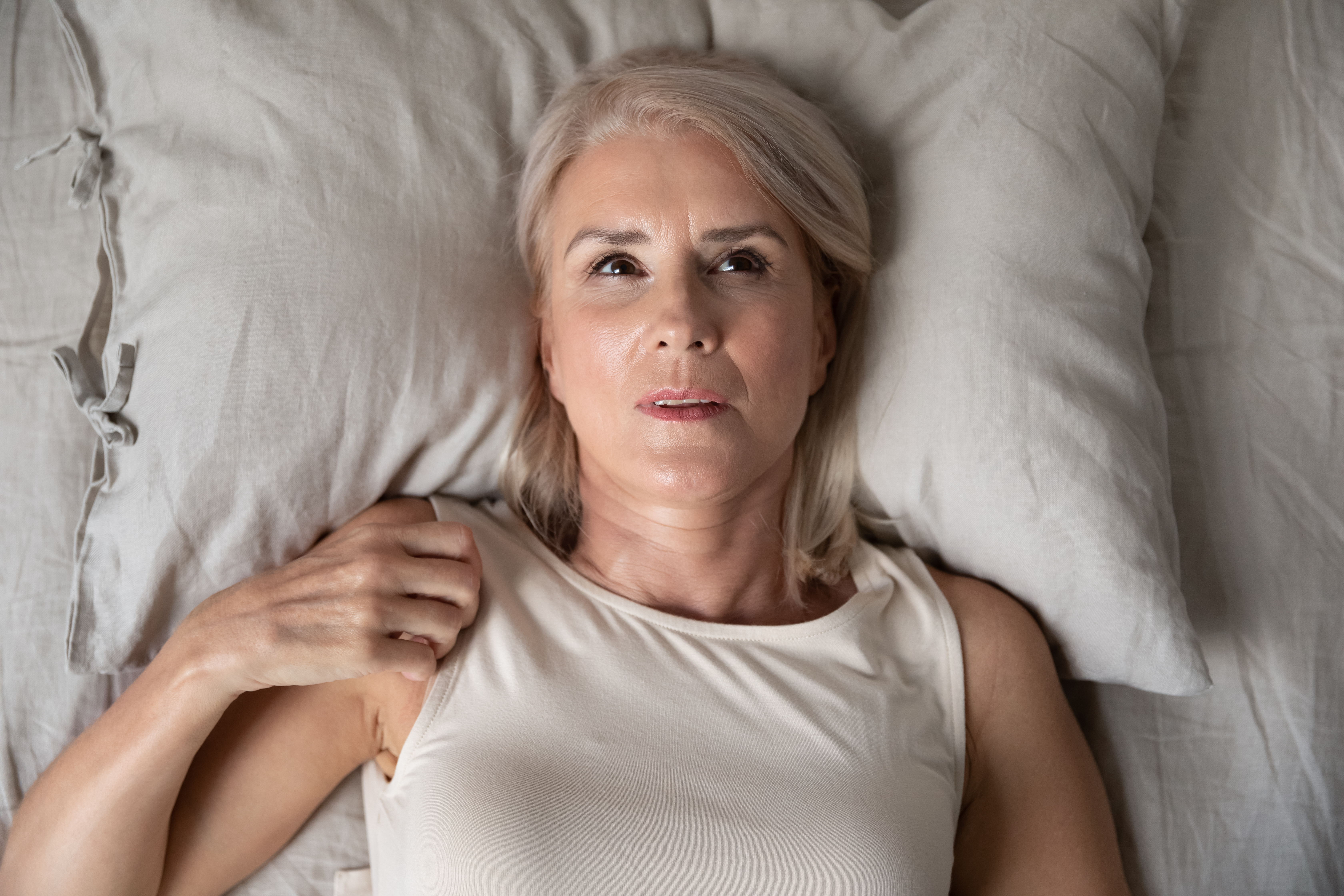 Mujer en la cama despierta | Foto: Shutterstock