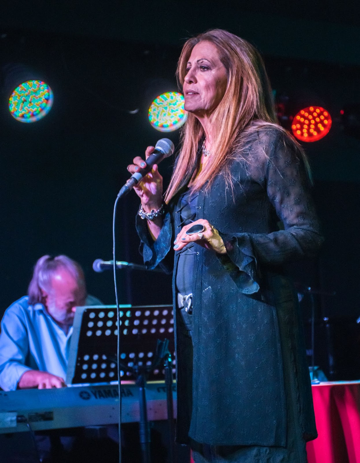 Rita Coolidge actuando en directo en Boisdale de Canary Wharf el 14 de mayo de 2018, en Londres, Inglaterra. | Fuente: Getty Images