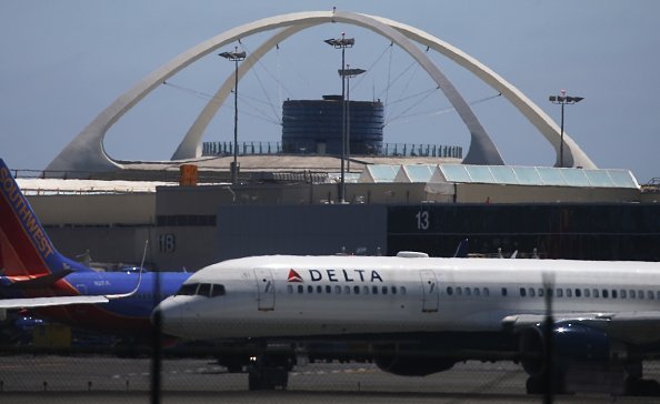 Taxis de un avión de Delta en el Aeropuerto Internacional de Los Ángeles el 12 de julio de 2018, en Los Ángeles, California. | Foto: Getty Images