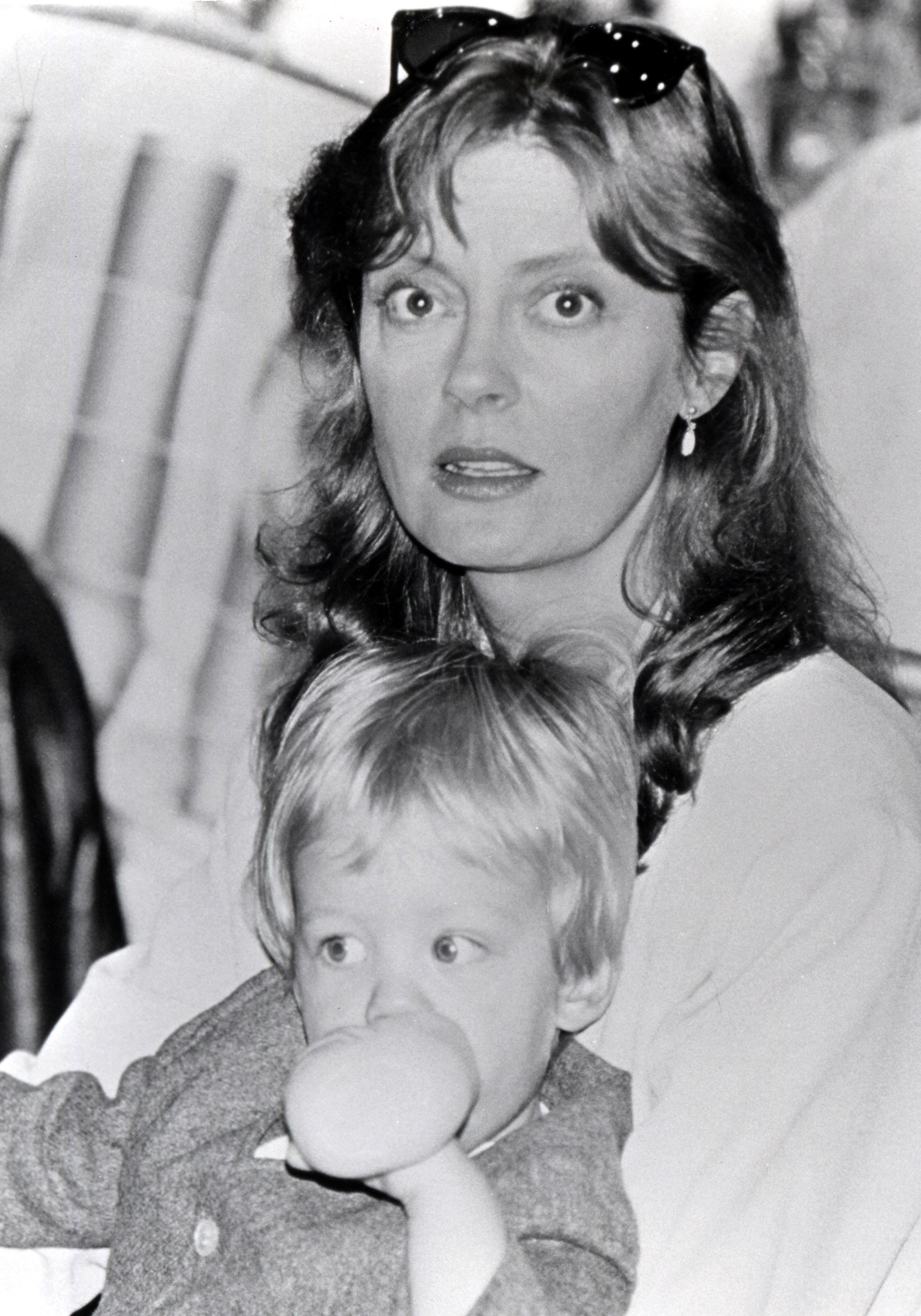 Susan Sarandon y Miles Robbins en Beverly Hills, California, el 23 de marzo de 1991. | Foto: Getty Images