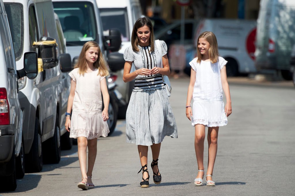 La Princesa Leonor (I), la Princesa Sofía (D) y la Reina Letizia de España (C) visitan el Real Club Náutico el 4 de agosto de 2018 en Palma de Mallorca, España. | Foto: Getty Images